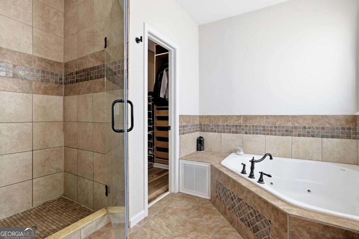 1015 Windhaven Drive Property Photo 18