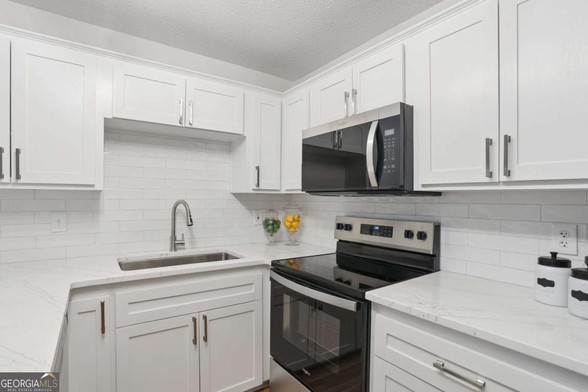 3042 Steeplechase Property Photo 7