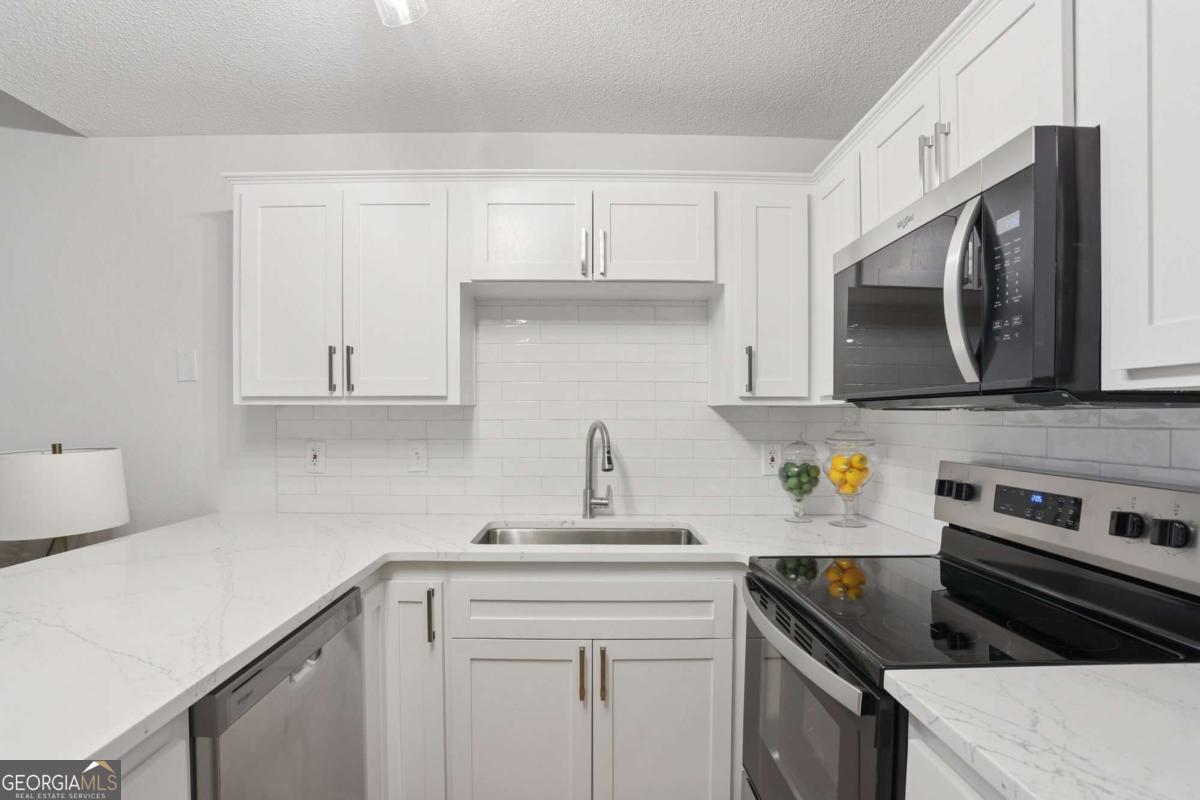 3042 Steeplechase Property Photo 8