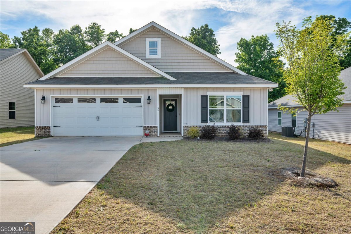 137 Red Tail Circle