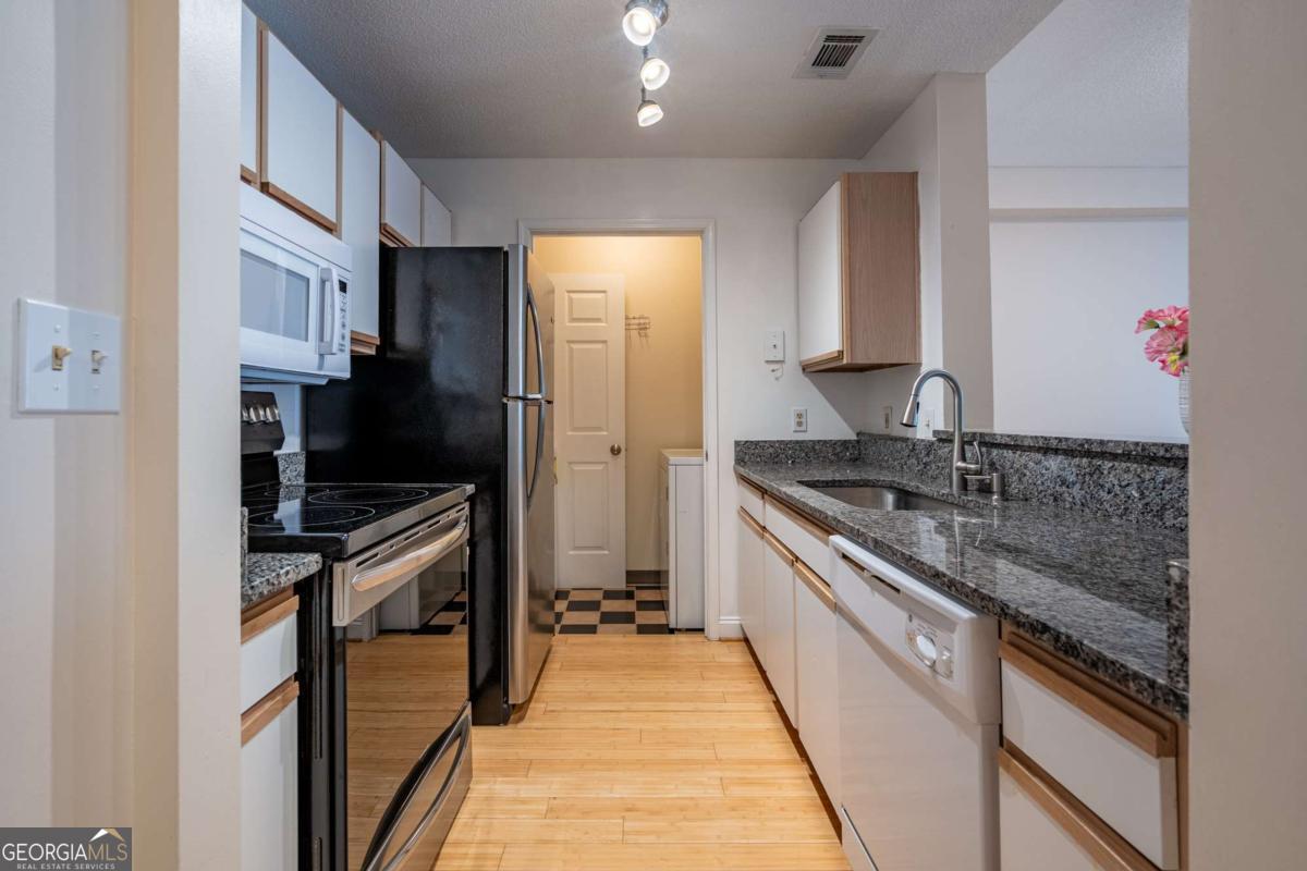 1074 Peachtree Walk Ne # B418 Property Photo 3