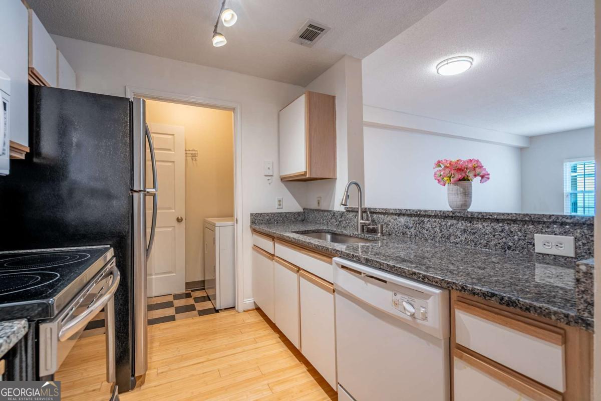 1074 Peachtree Walk Ne # B418 Property Photo 4
