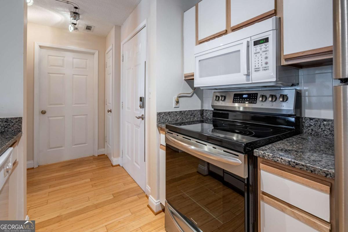 1074 Peachtree Walk Ne # B418 Property Photo 6