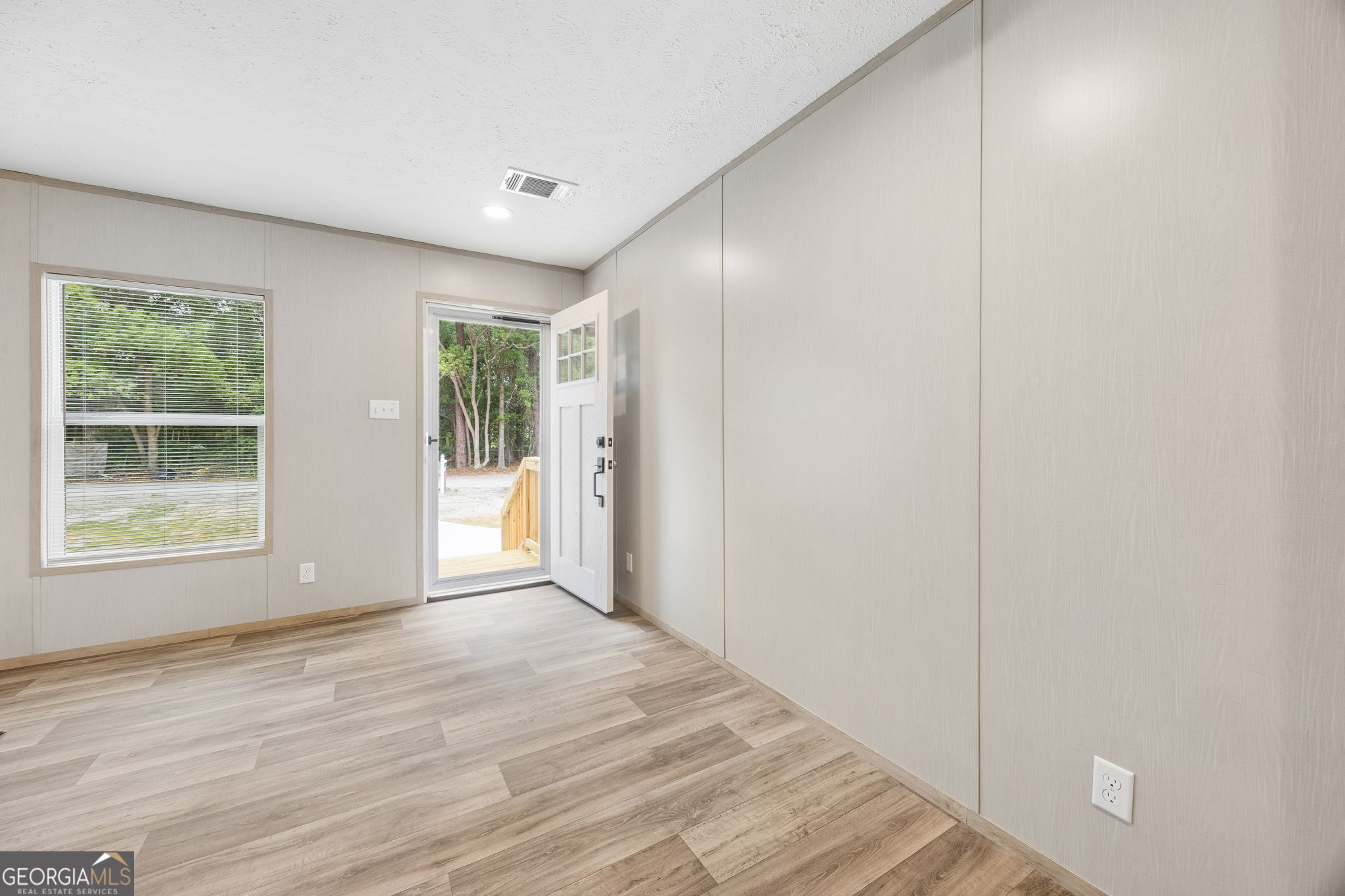 206 Elm Street Property Photo 5