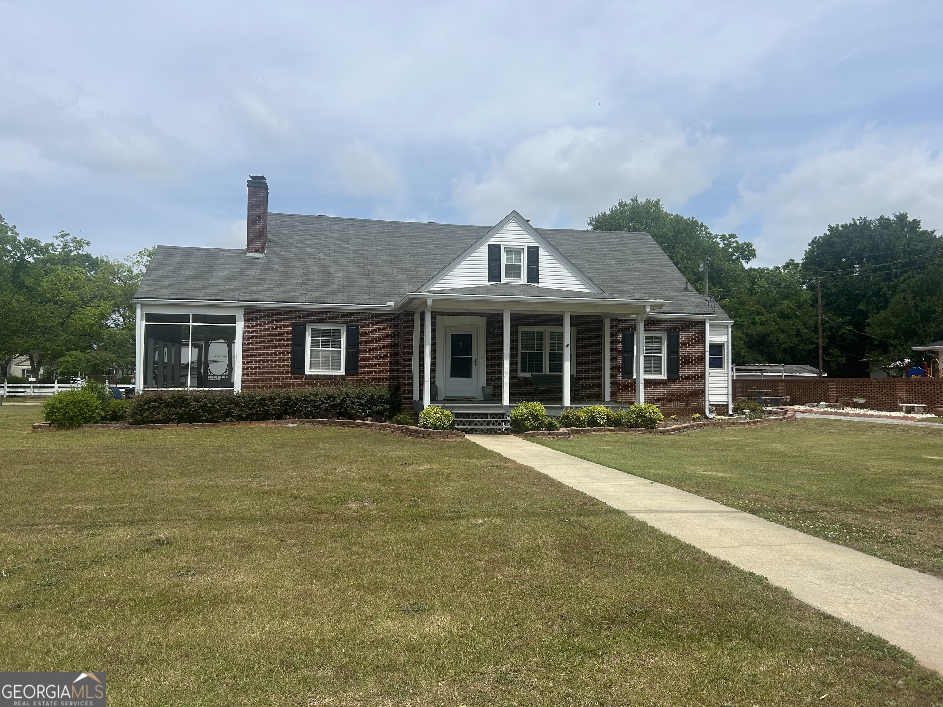 6127 Newton Drive Ne Property Photo 5