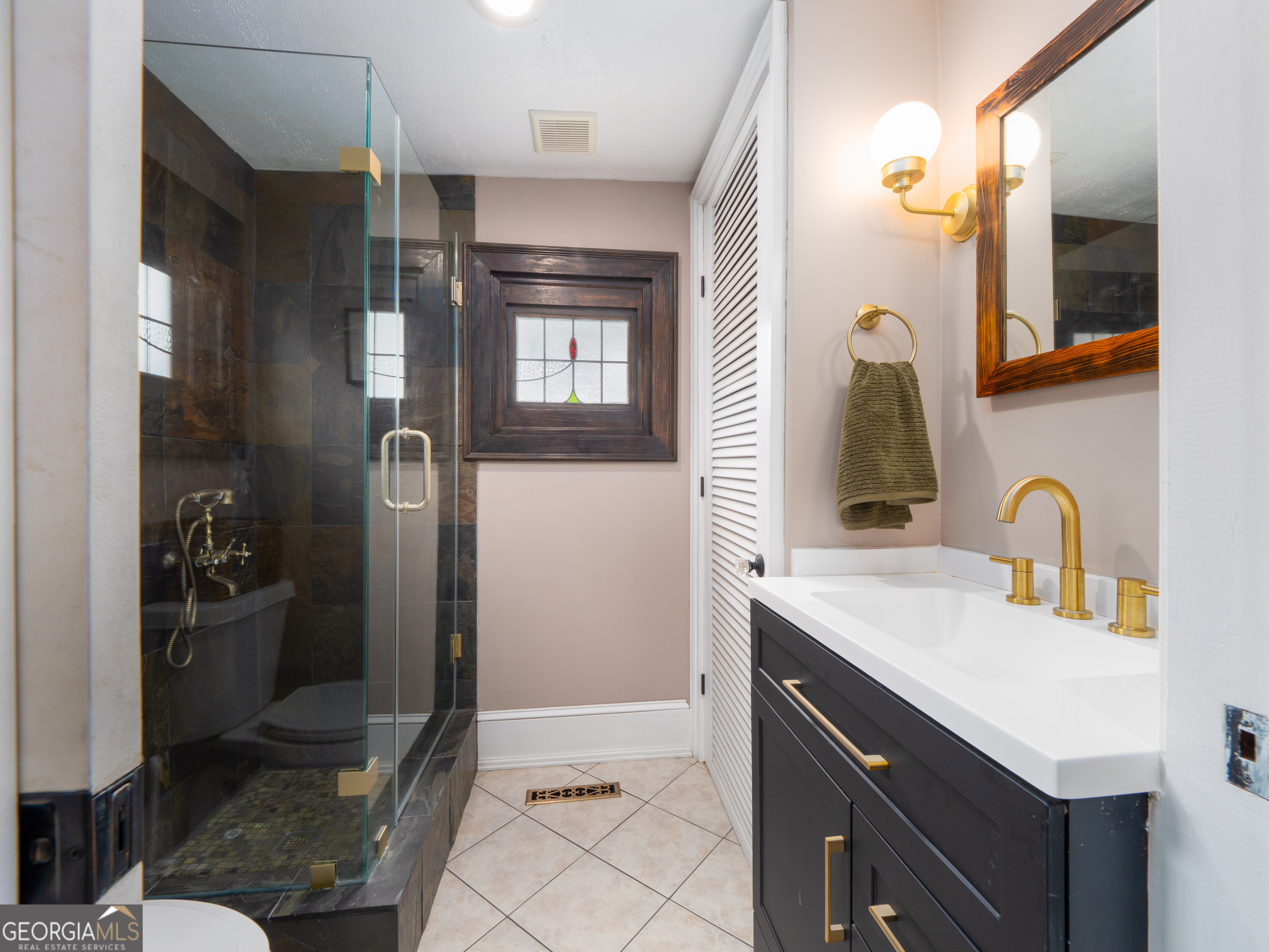 708 London Street Property Photo 15
