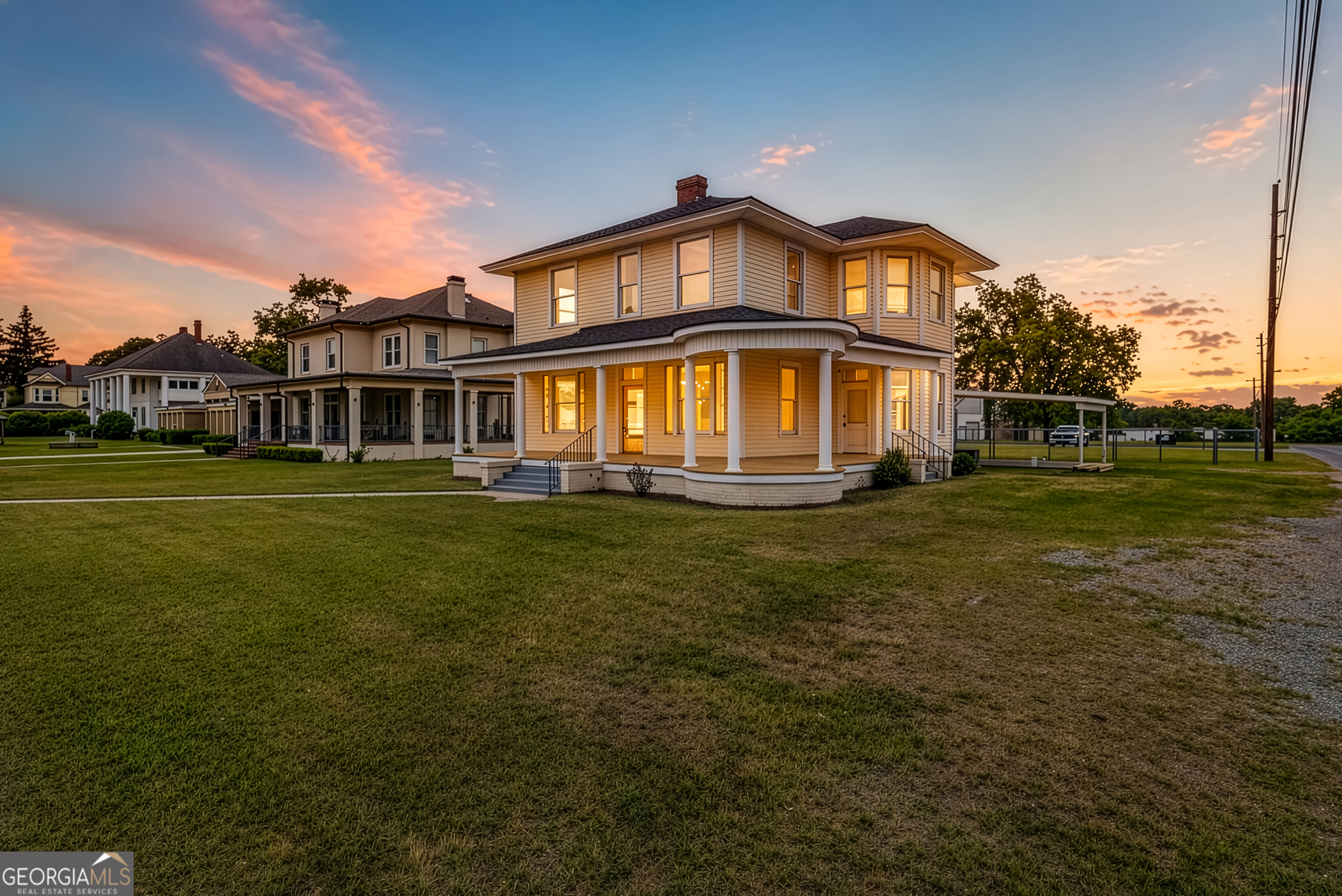 158 Hand Avenue W Property Photo 1