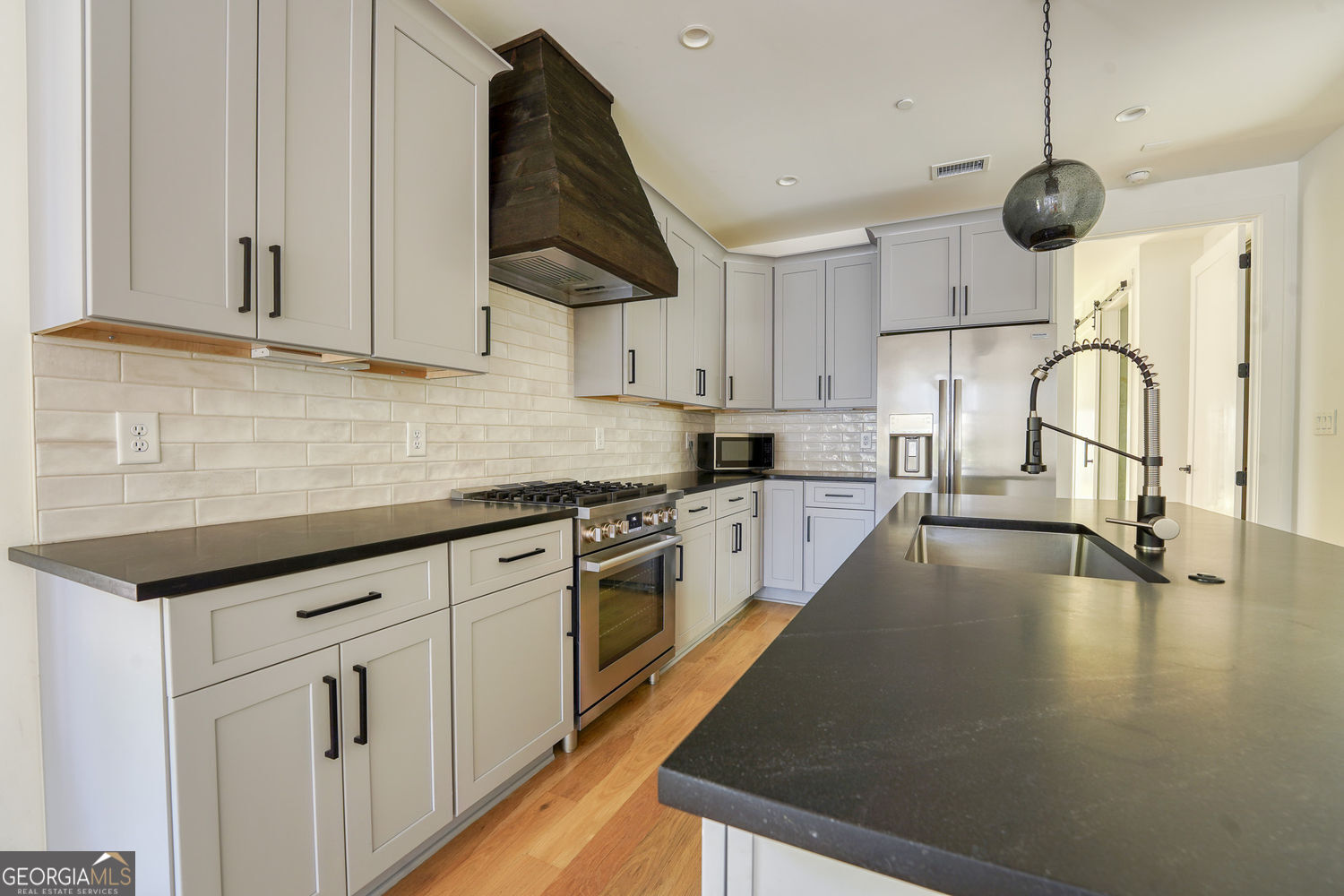 290 2nd Street Property Photo 8