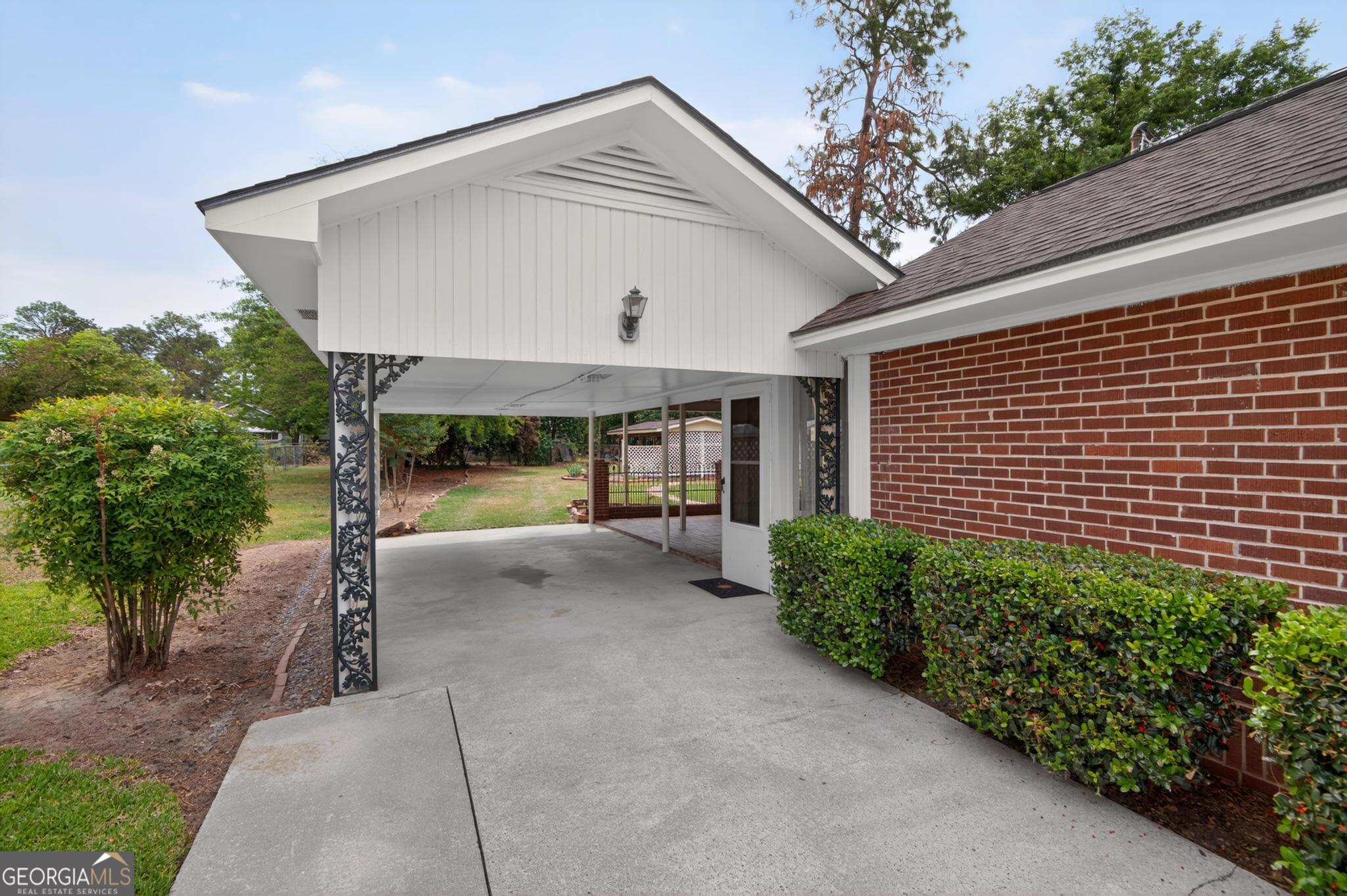 447 S College Street Property Photo 4