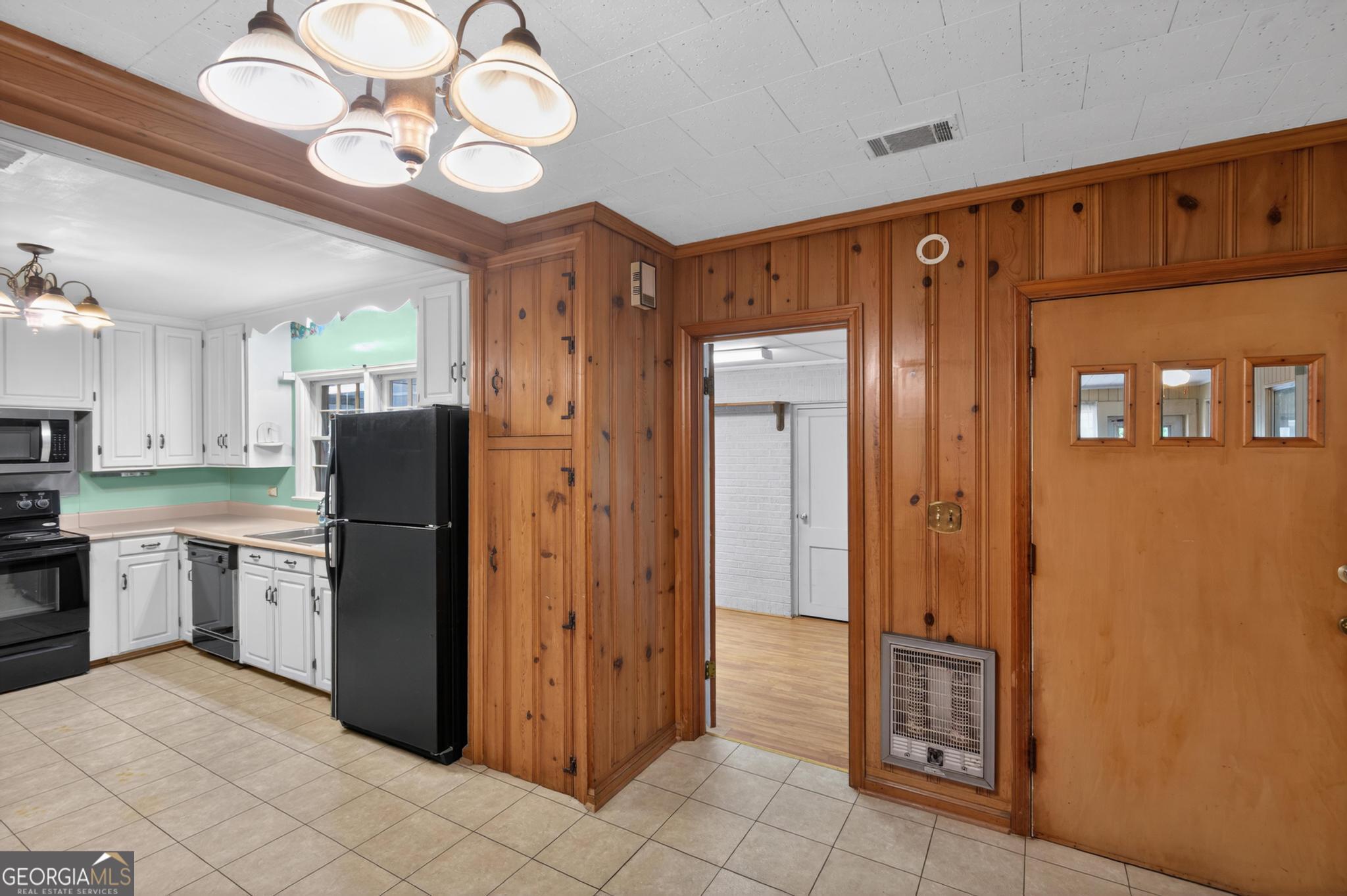 447 S College Street Property Photo 13