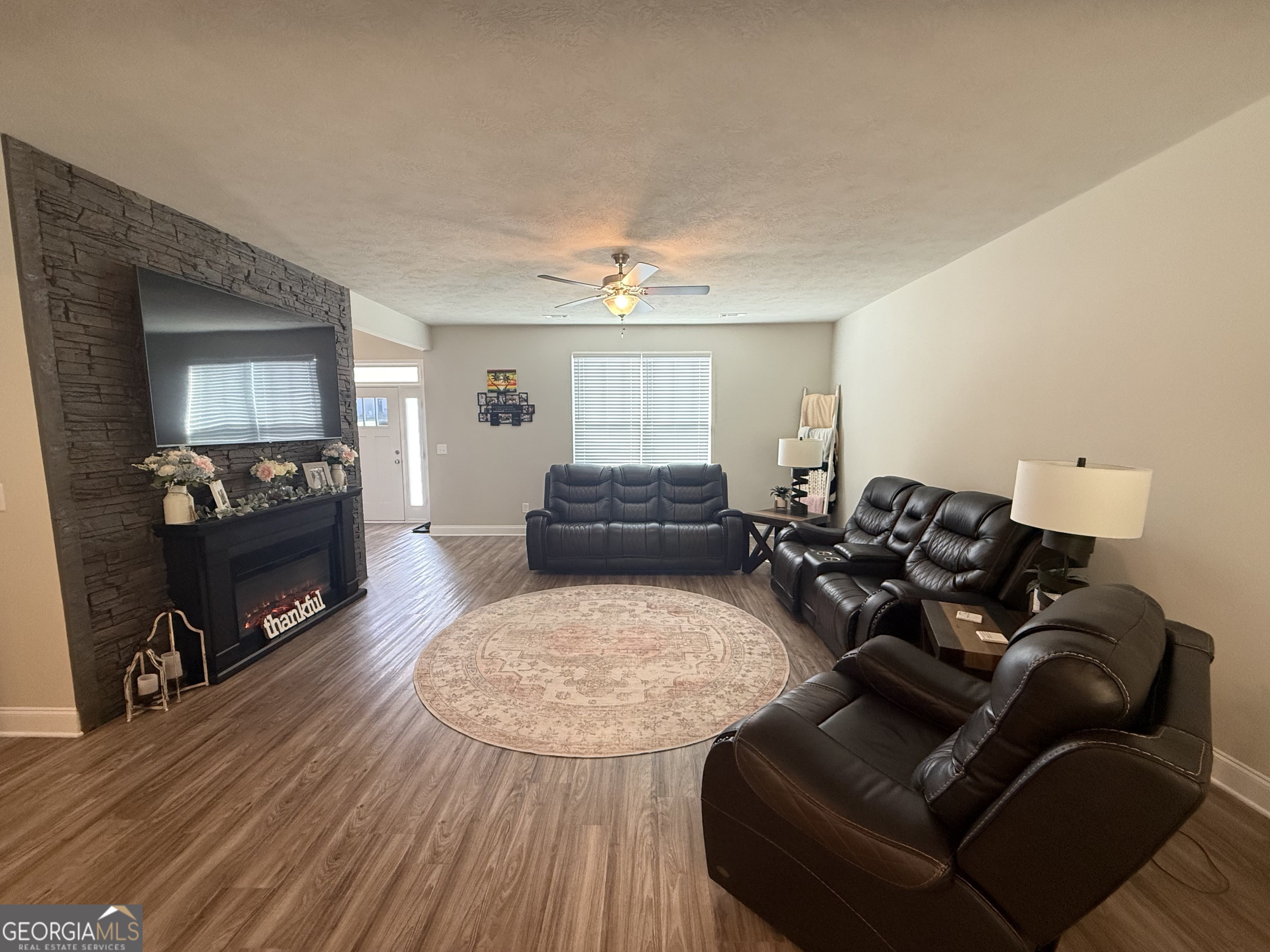 136 Pebble Lane Property Photo 4