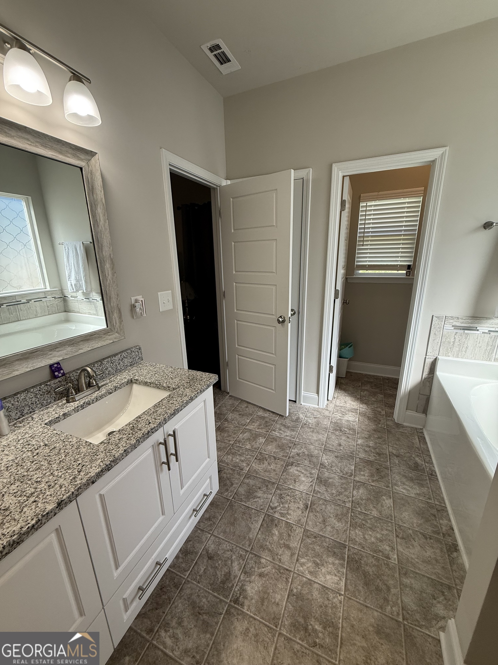 136 Pebble Lane Property Photo 11