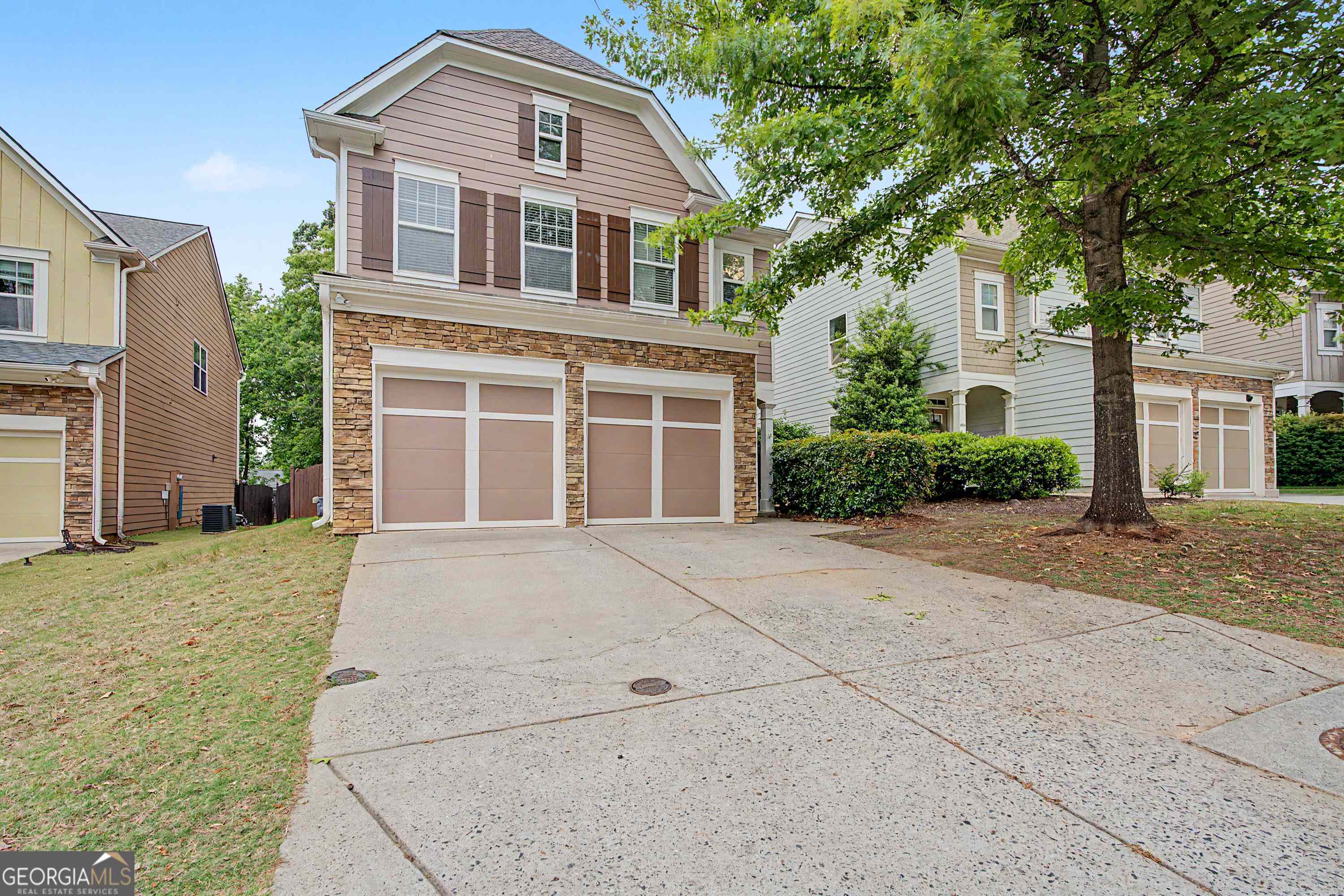 6060 Bentley Way Property Photo 2