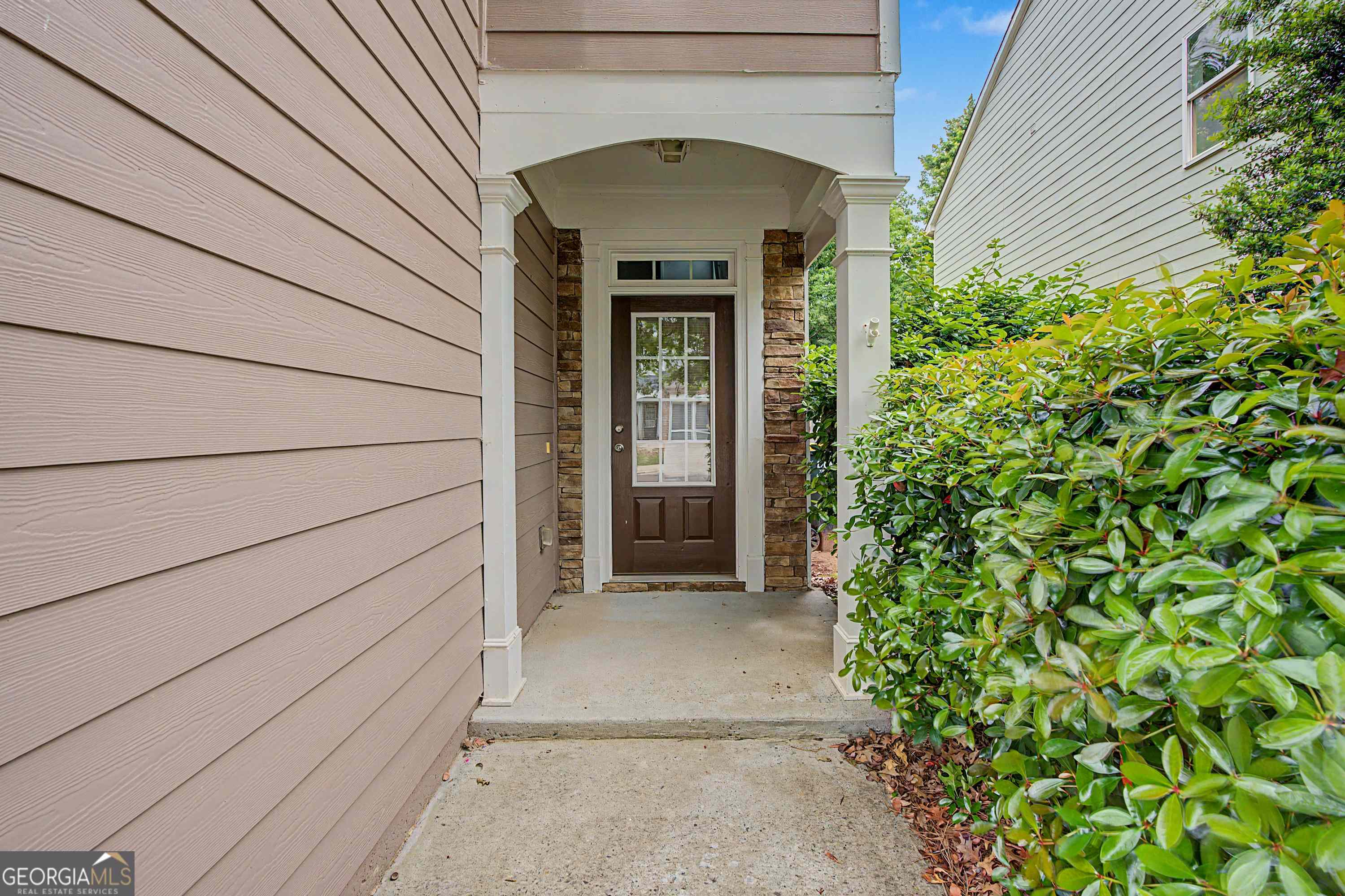 6060 Bentley Way Property Photo 3