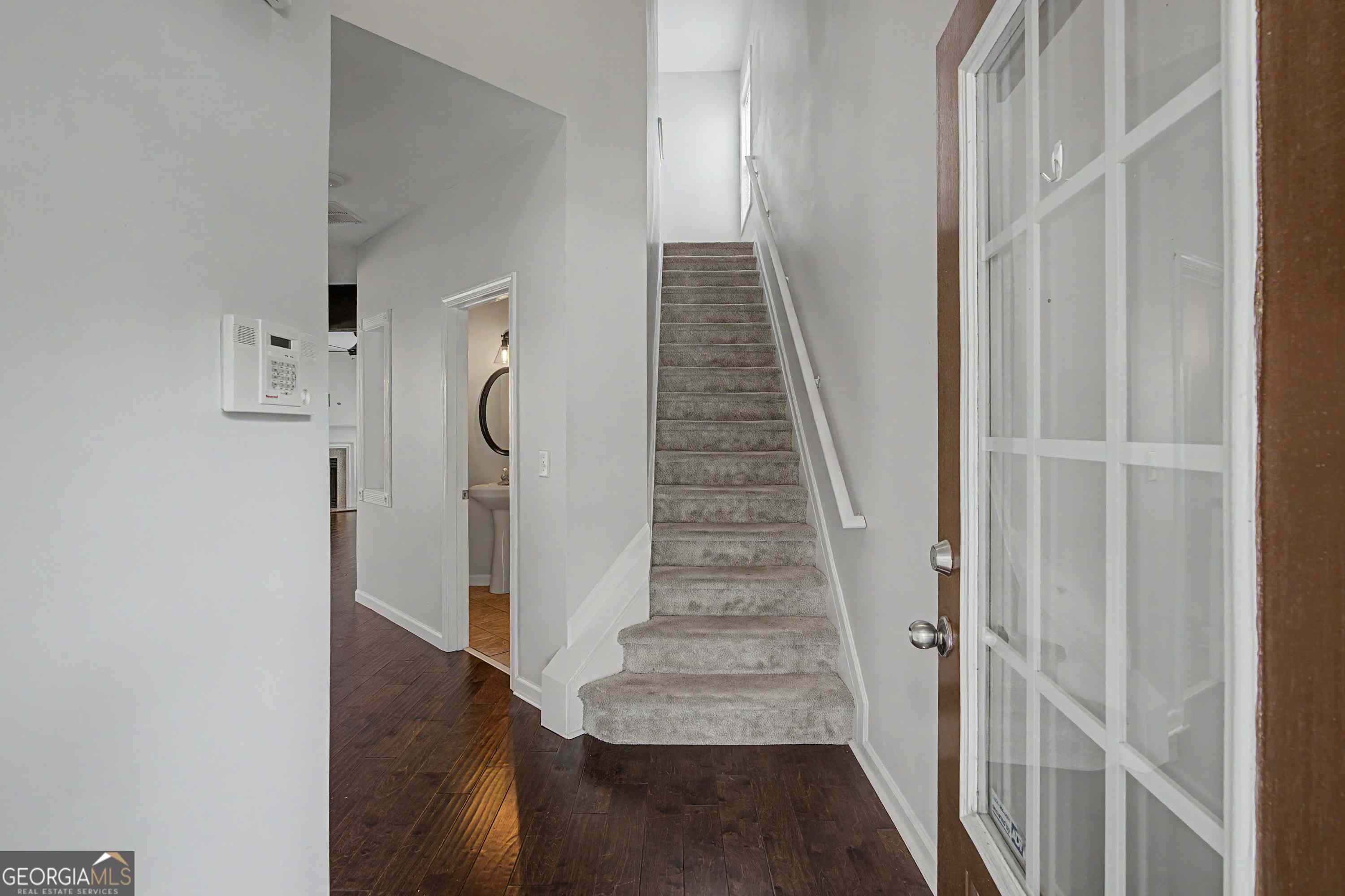 6060 Bentley Way Property Photo 4