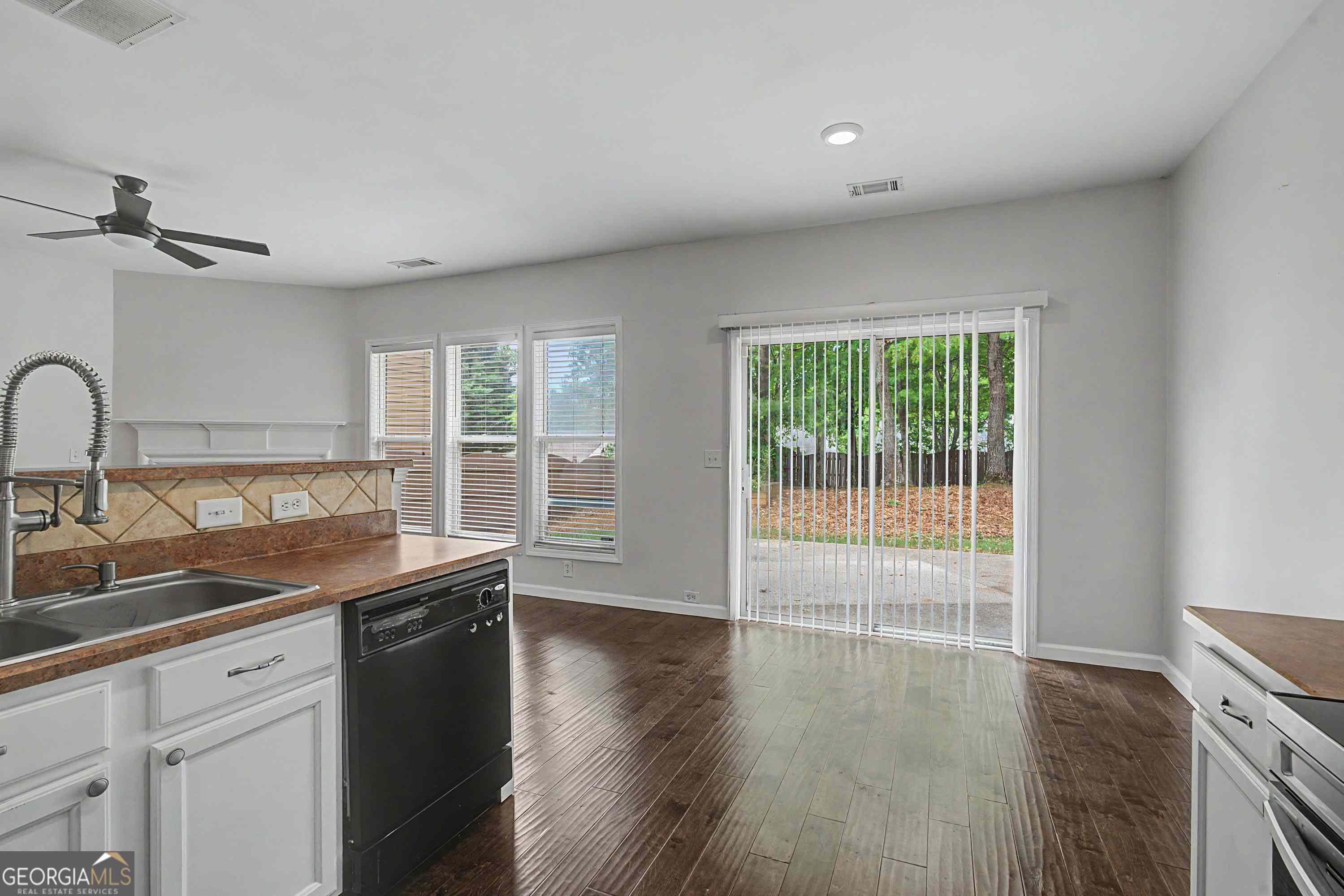 6060 Bentley Way Property Photo 10