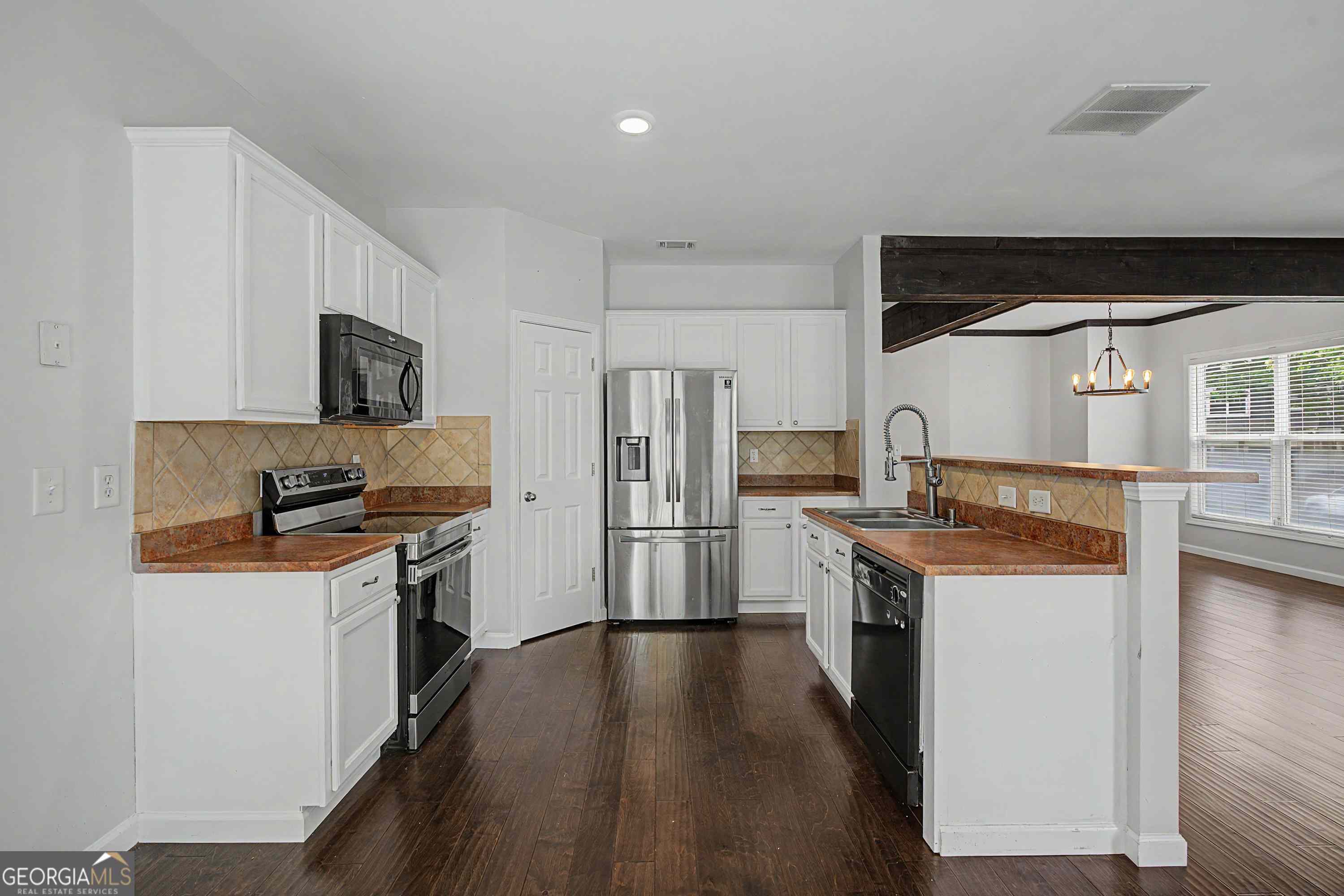 6060 Bentley Way Property Photo 11