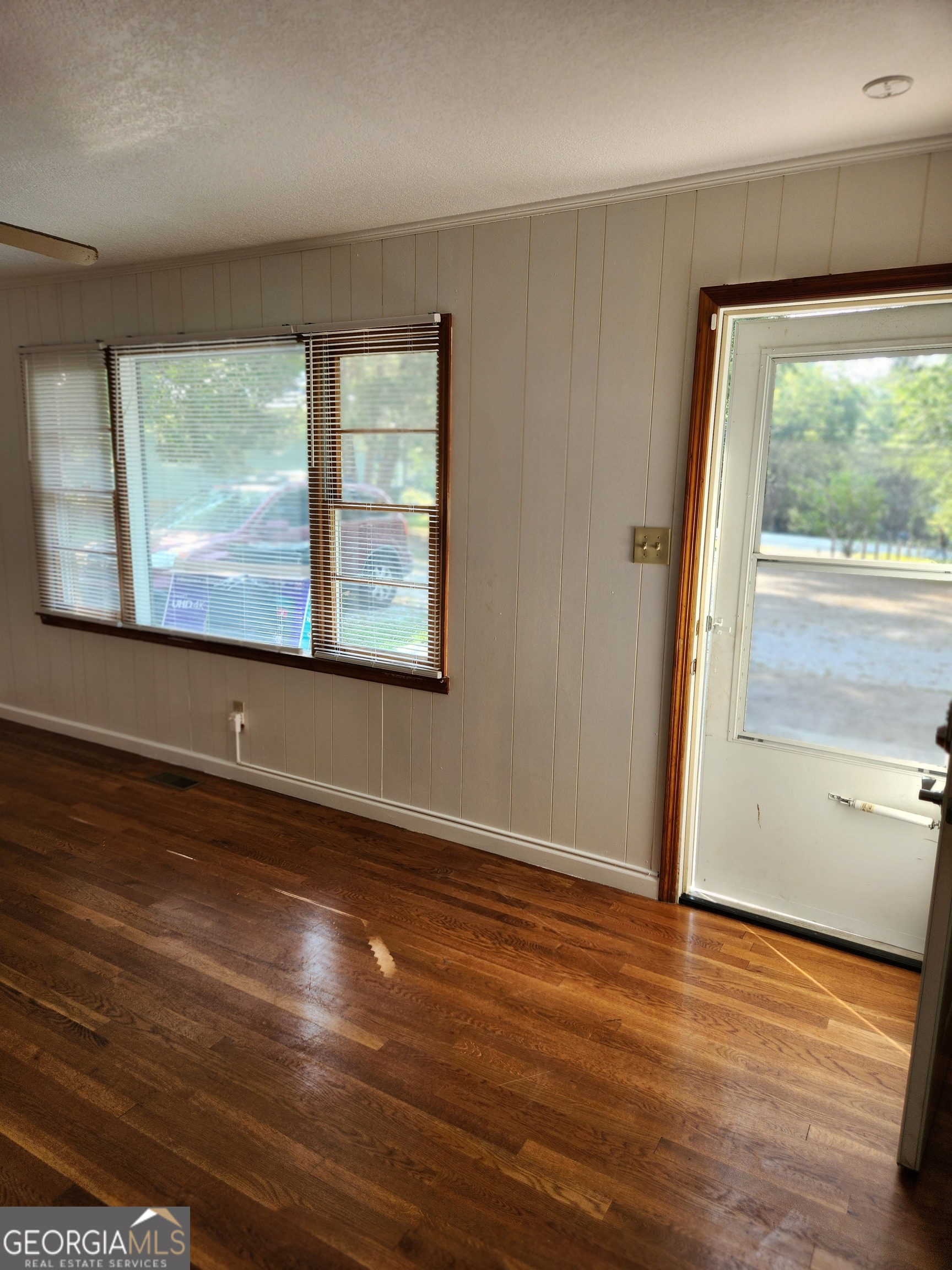 389 Collins Road Property Photo 5