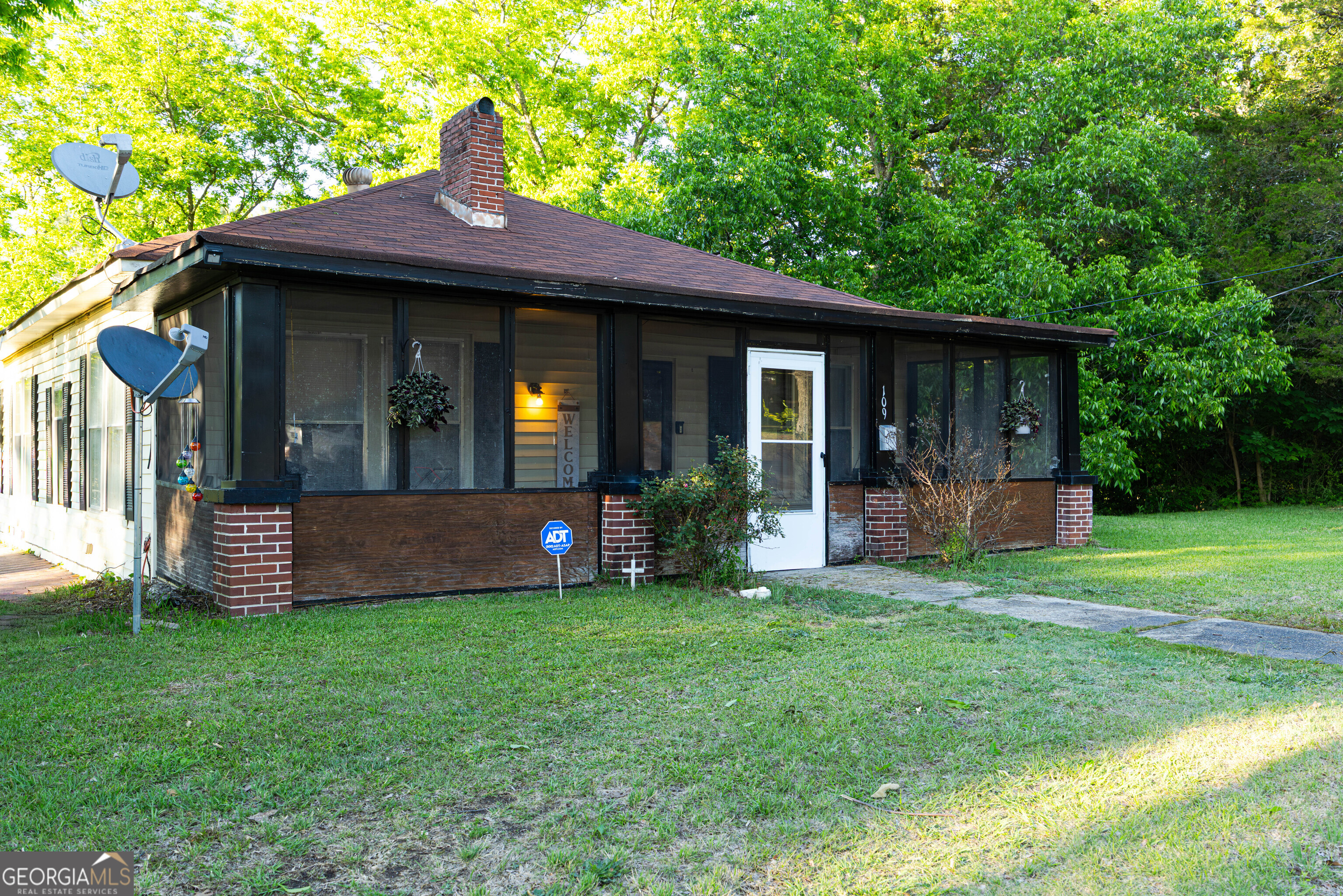 109 E Main Street Property Photo 2