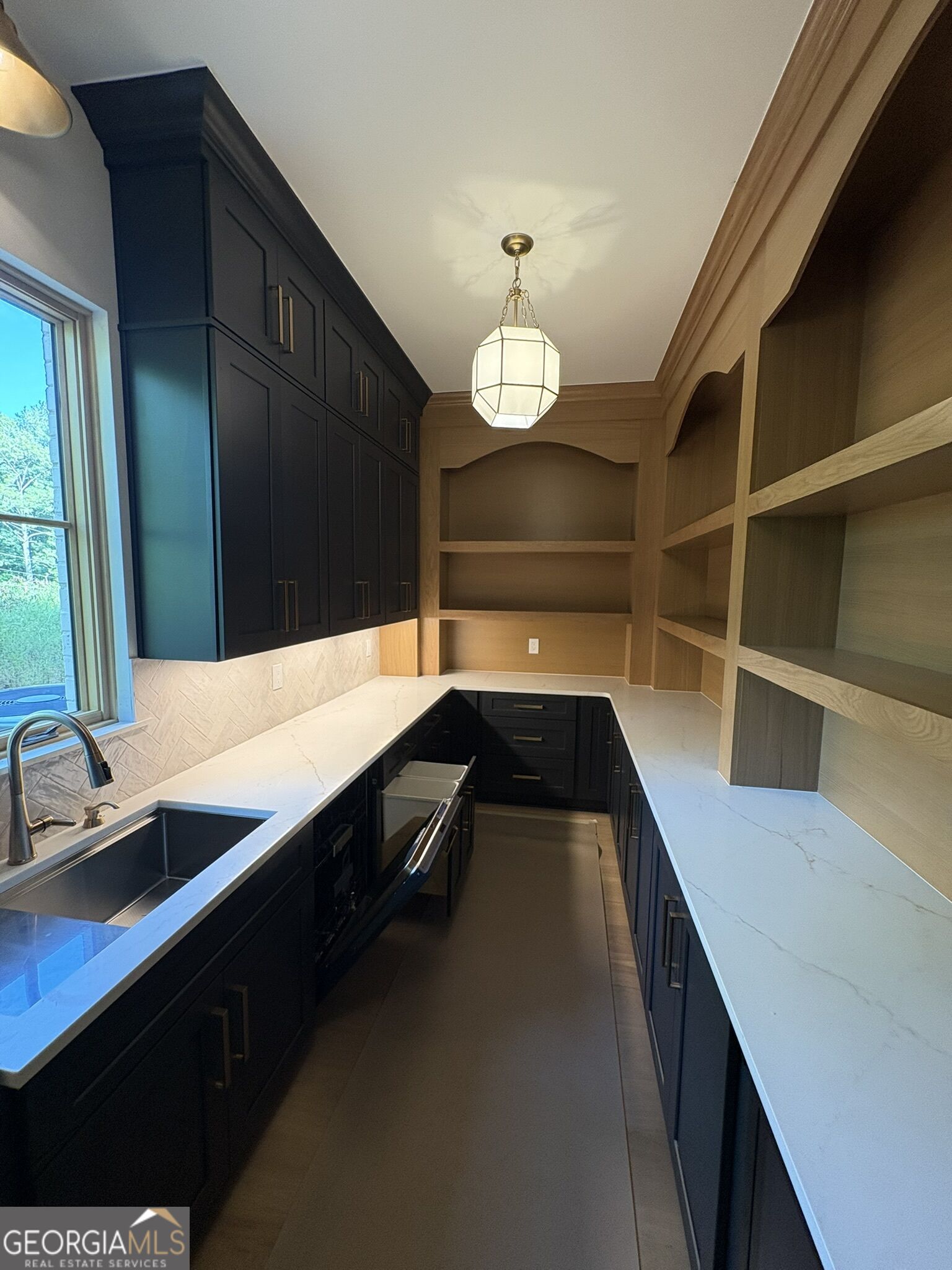 1010 Lyndon Lane Property Photo 3