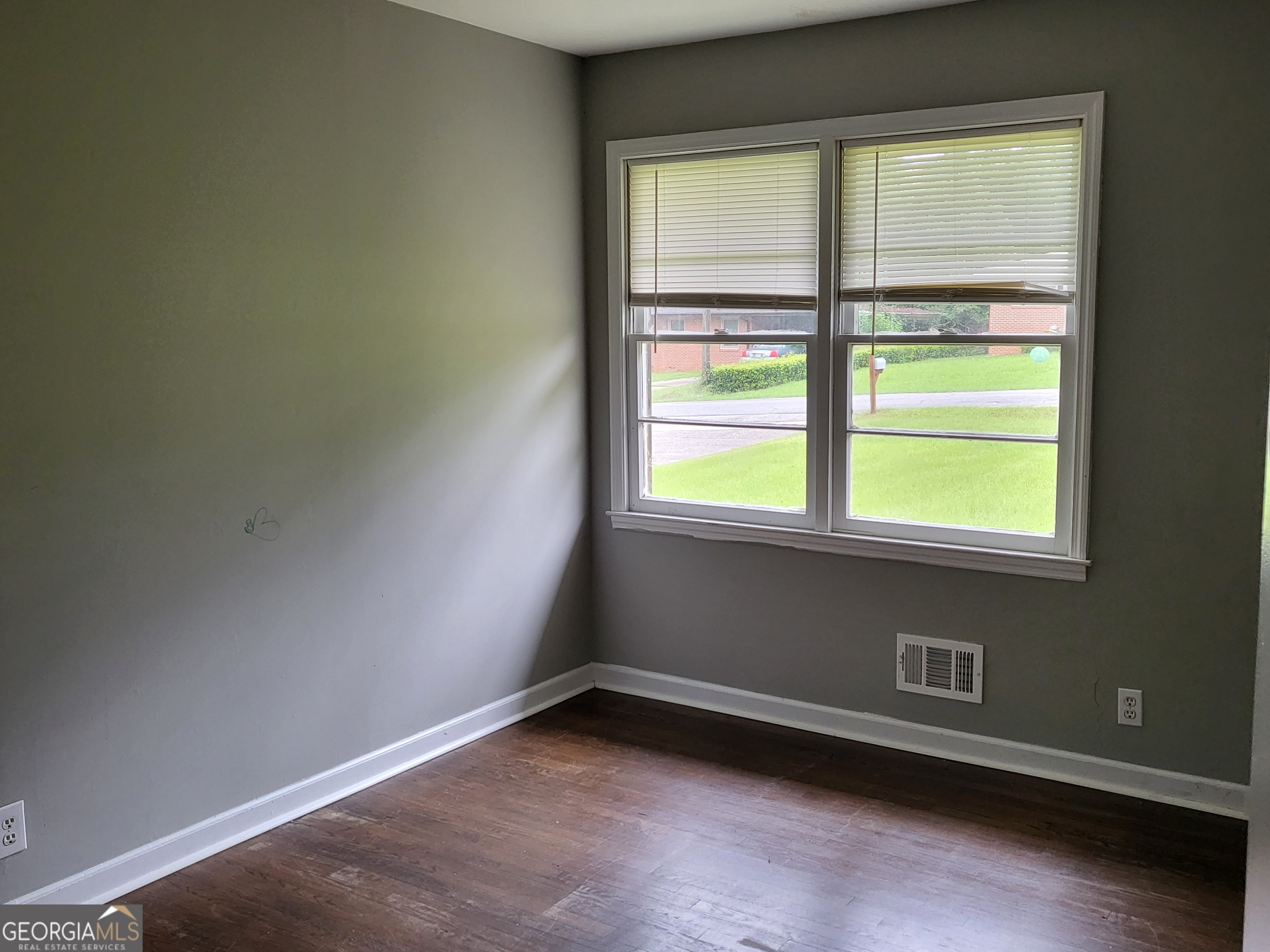 320 Draper Street Property Photo 6