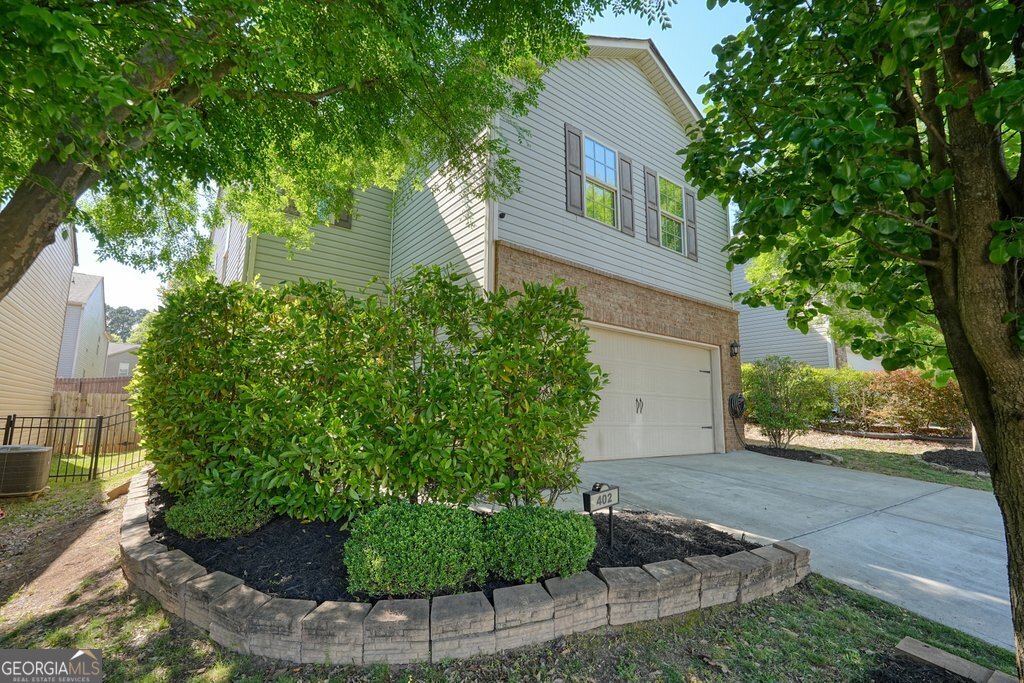 402 Wilshire Court Property Photo 1