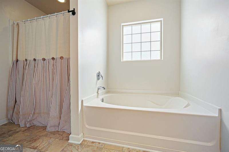 402 Wilshire Court Property Photo 28