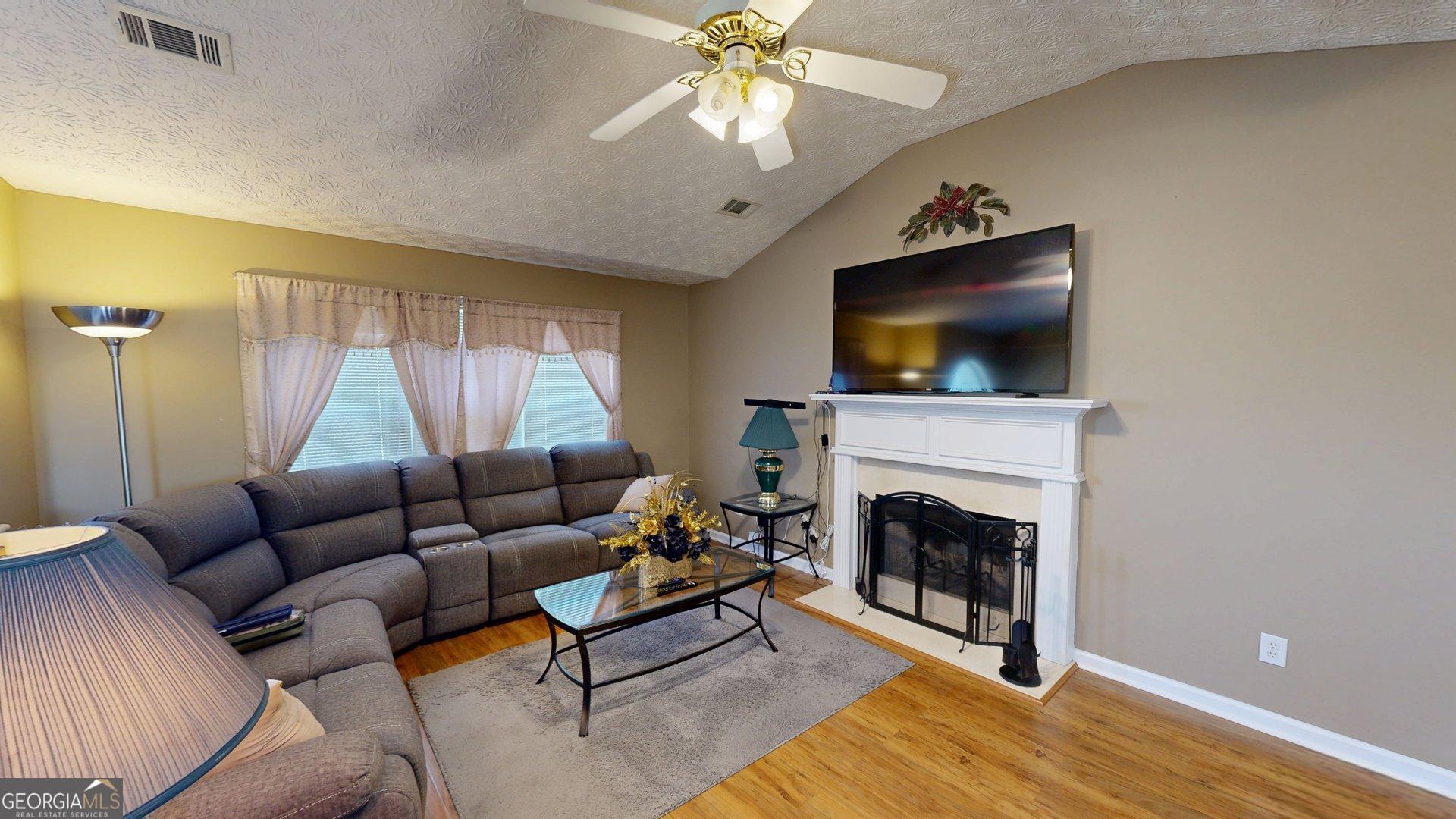 100 Hawthorn Drive Property Photo 8