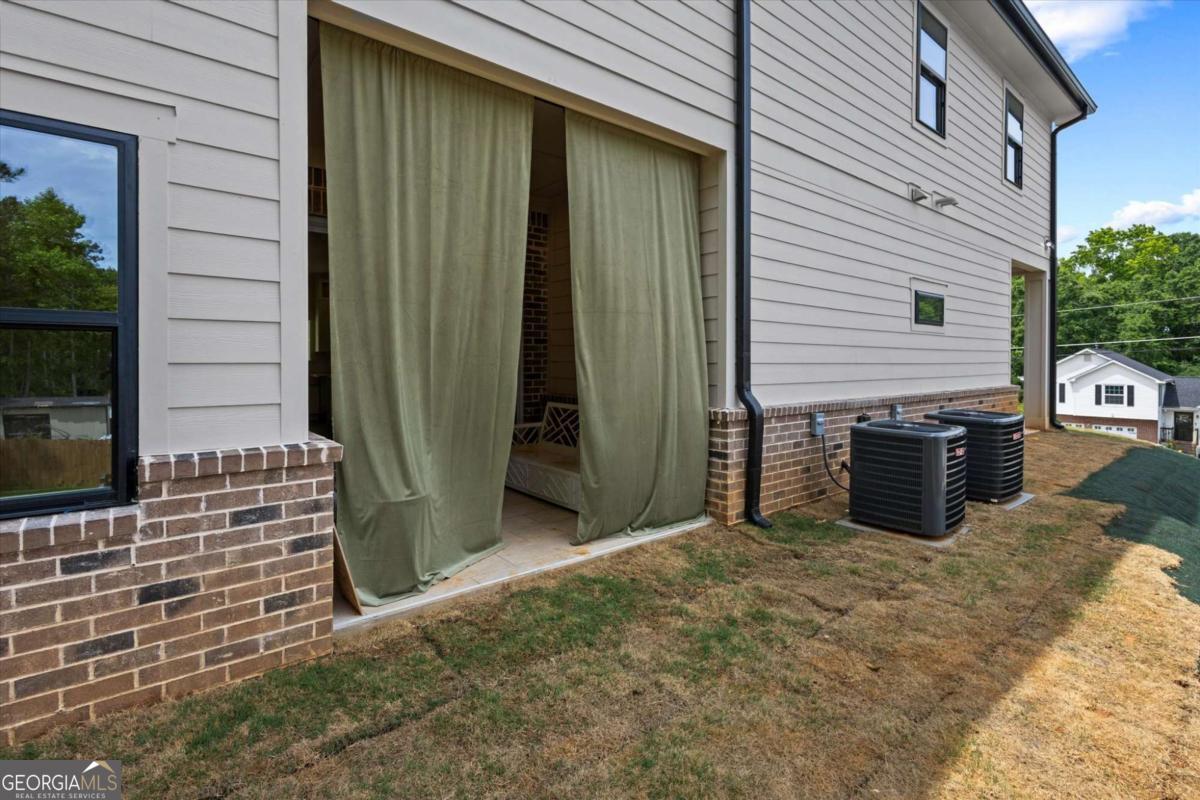 6852 Silver Maple Drive Property Photo 5