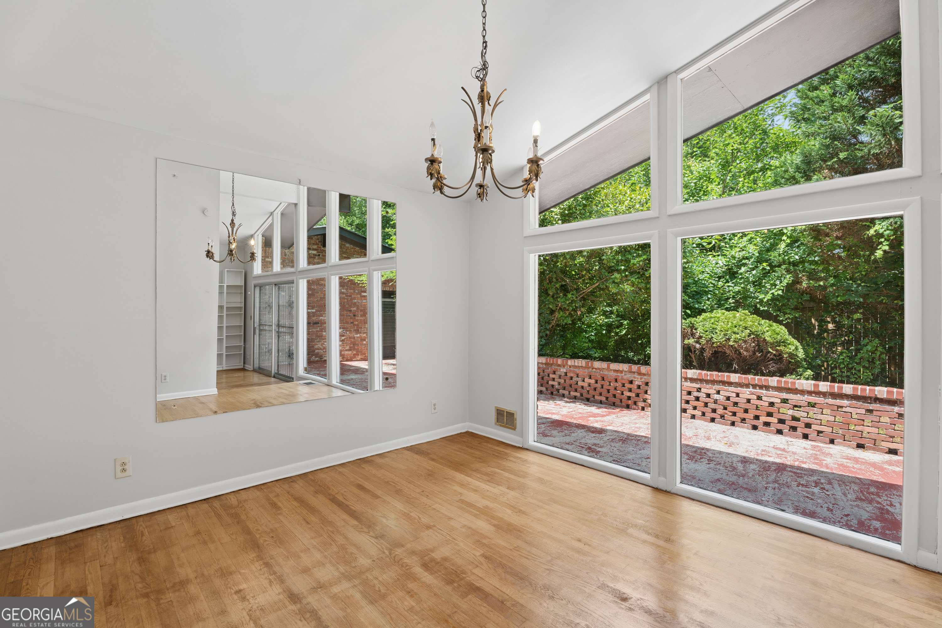 3543 Cloudland Drive Property Photo 4