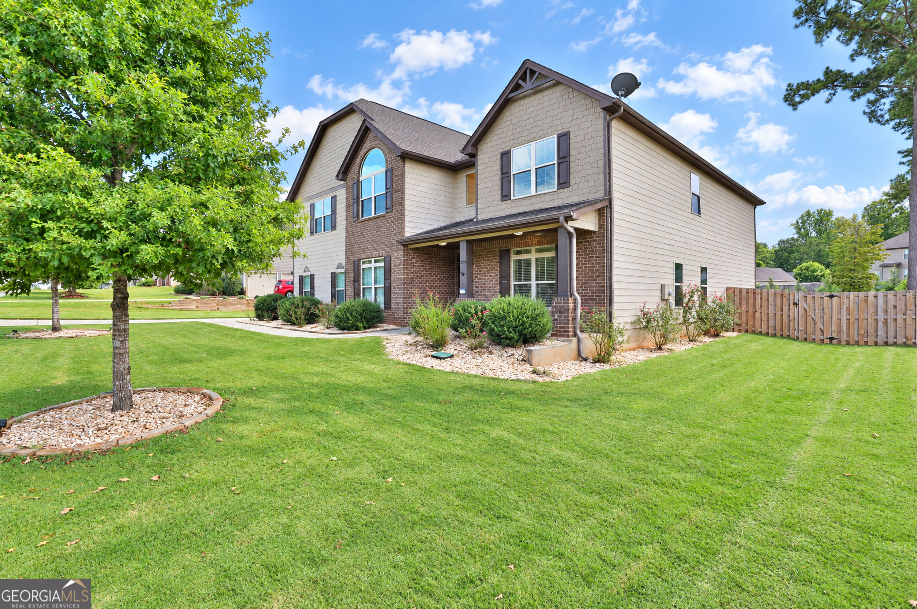 270 Darien Drive Property Photo 3