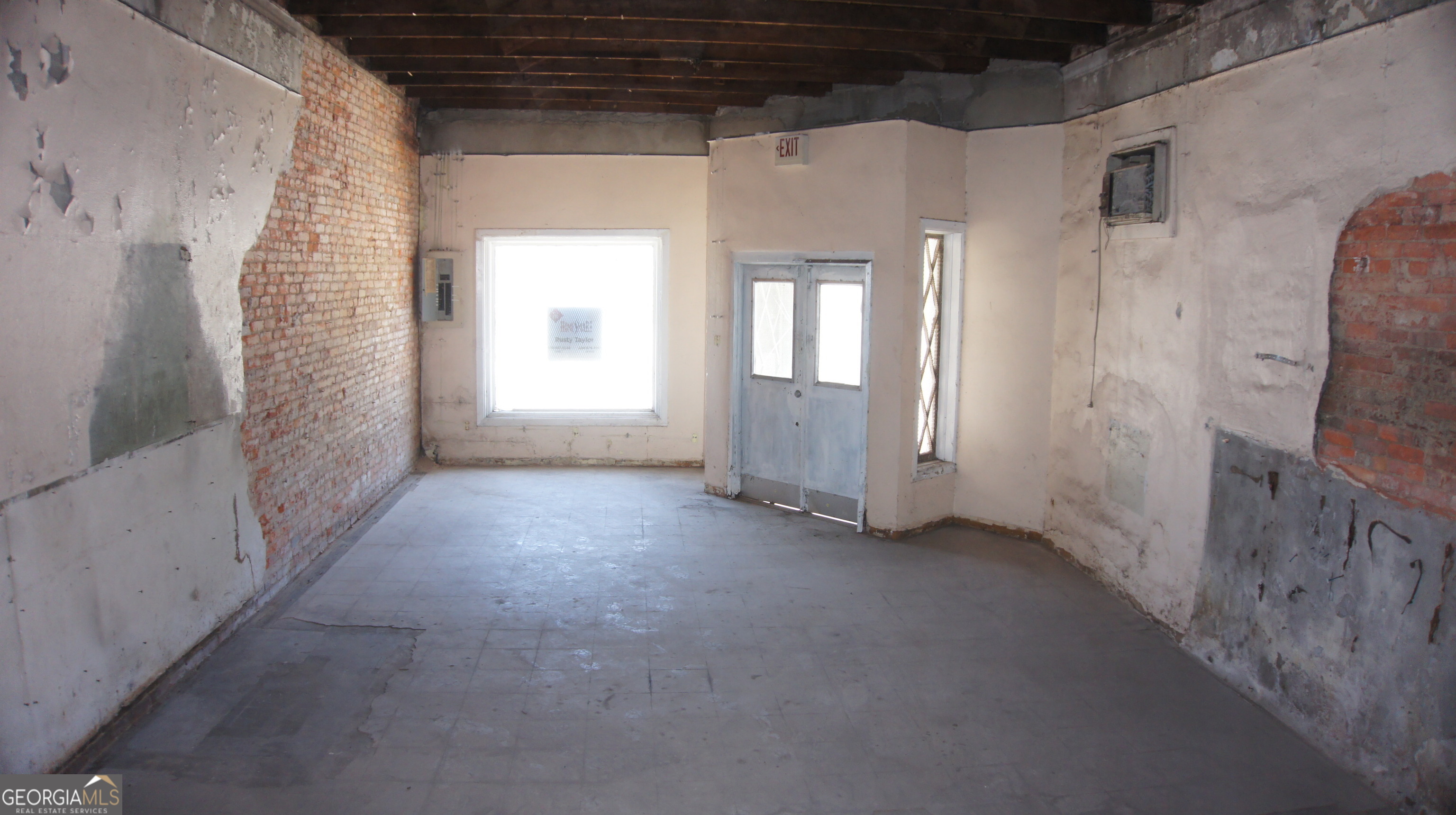698 E Butler Parkway Property Photo 3