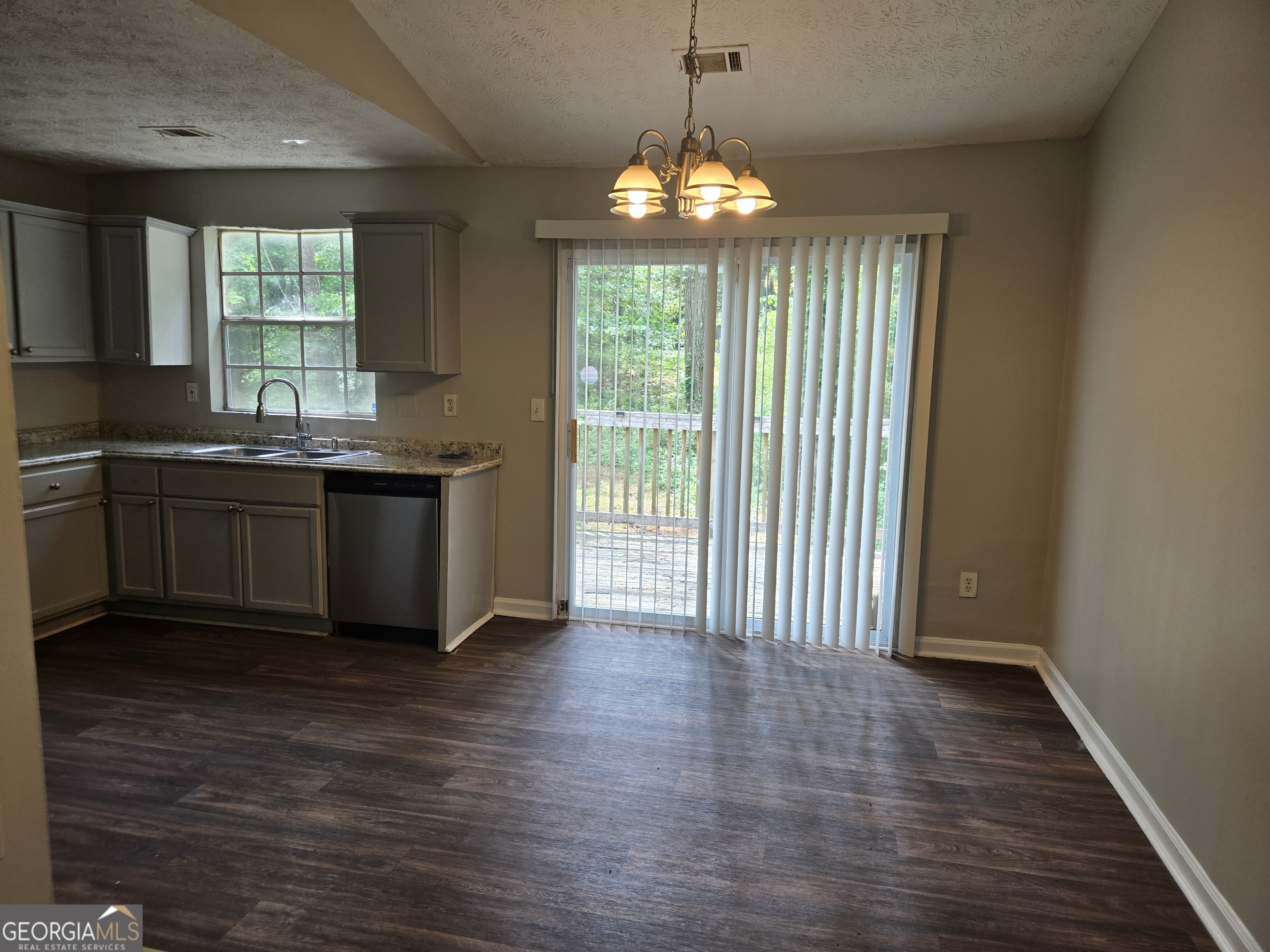 447 Sherwood Circle Property Photo 4