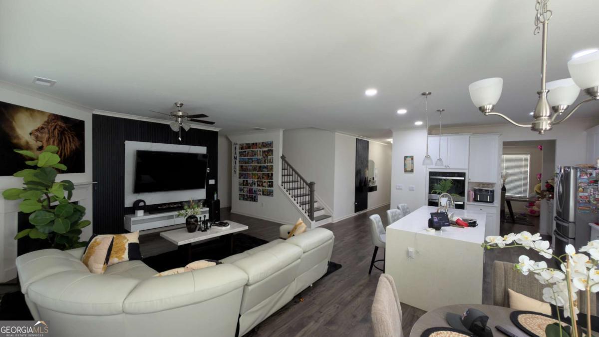 1070 Trident Maple Property Photo 3