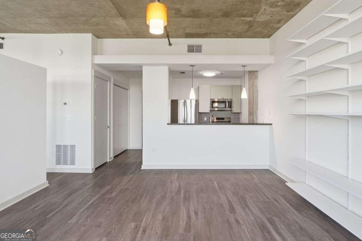 245 N Highland Avenue Ne # 402 Property Photo 6