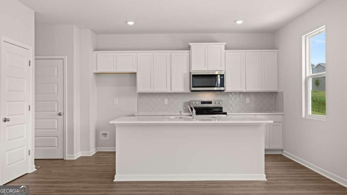 100 White Spruce Way Property Photo 4