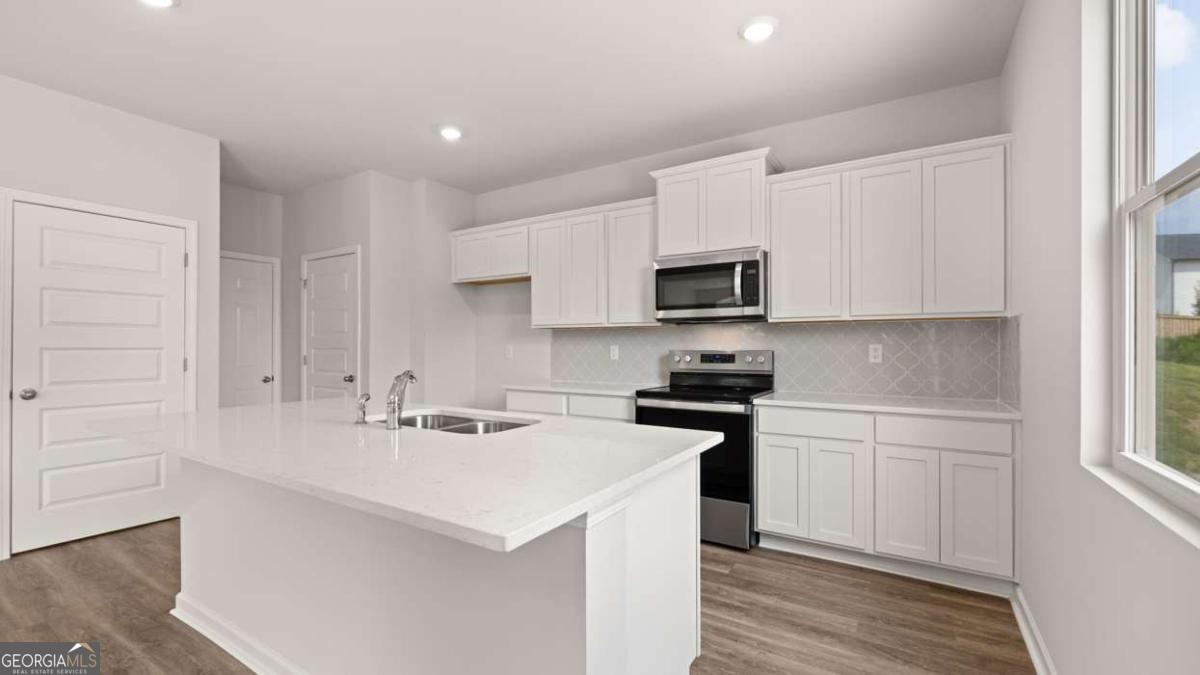 100 White Spruce Way Property Photo 7