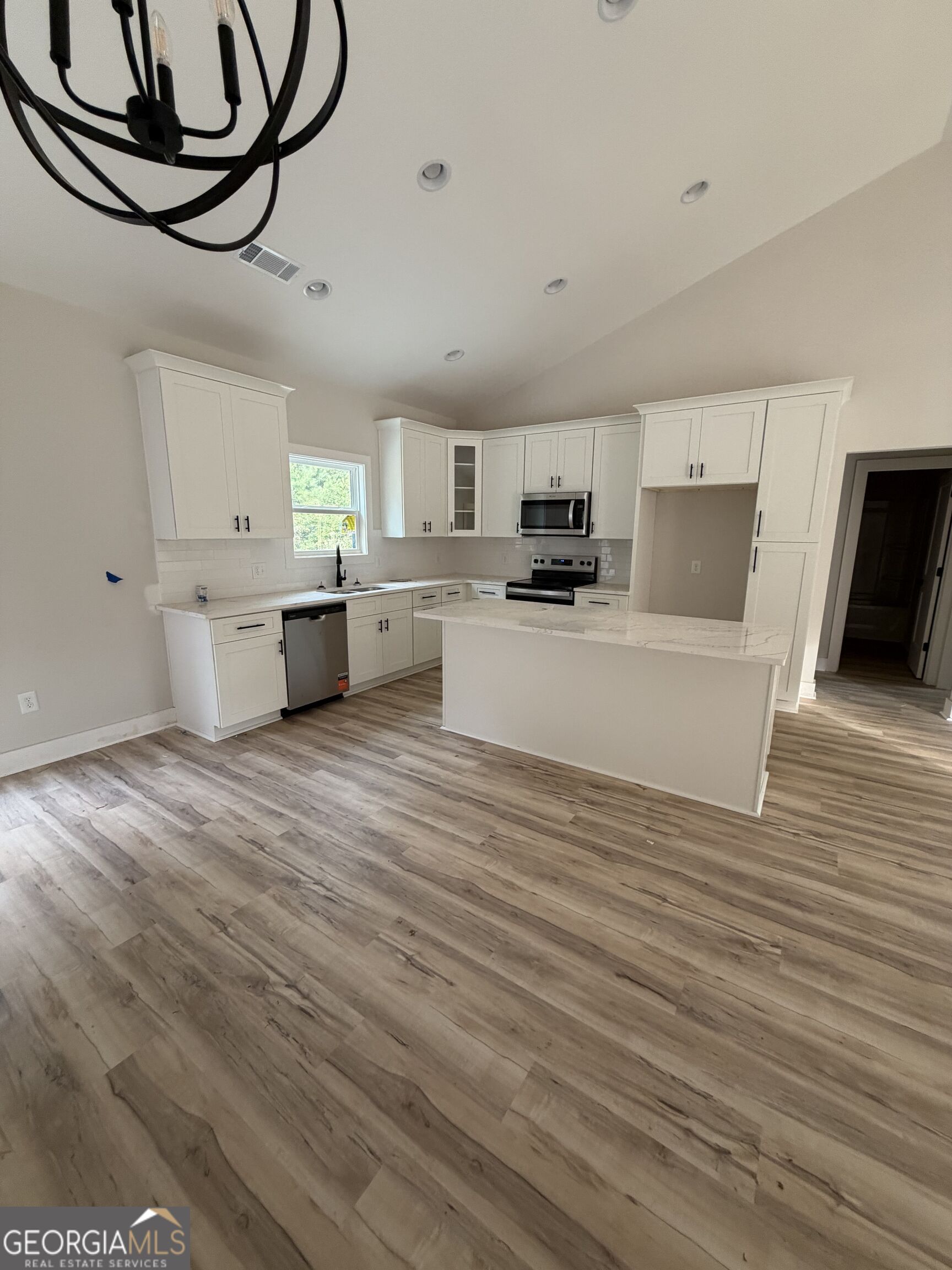 563 High Road Property Photo 3
