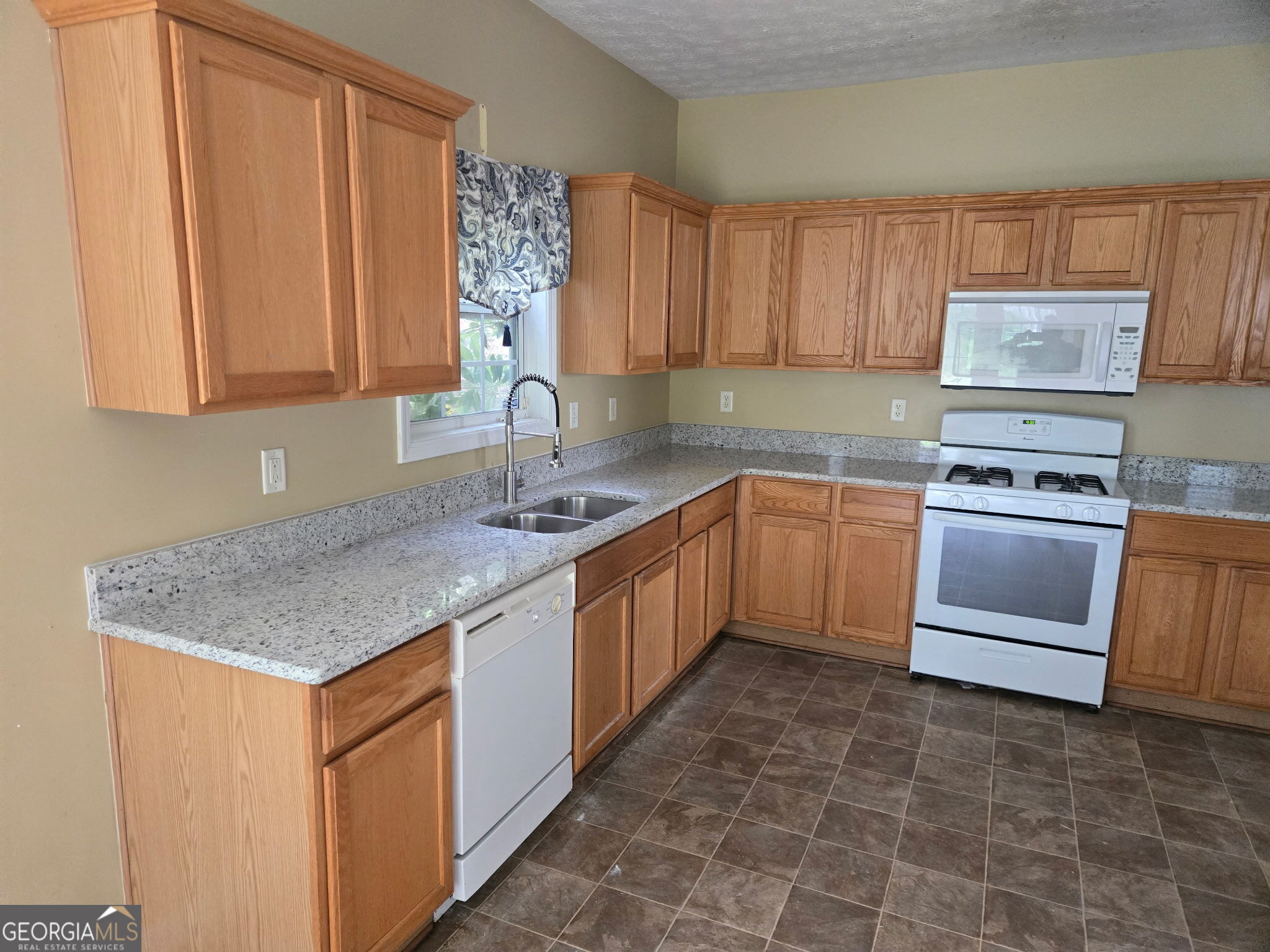 423 Heathcliff Court Property Photo 10
