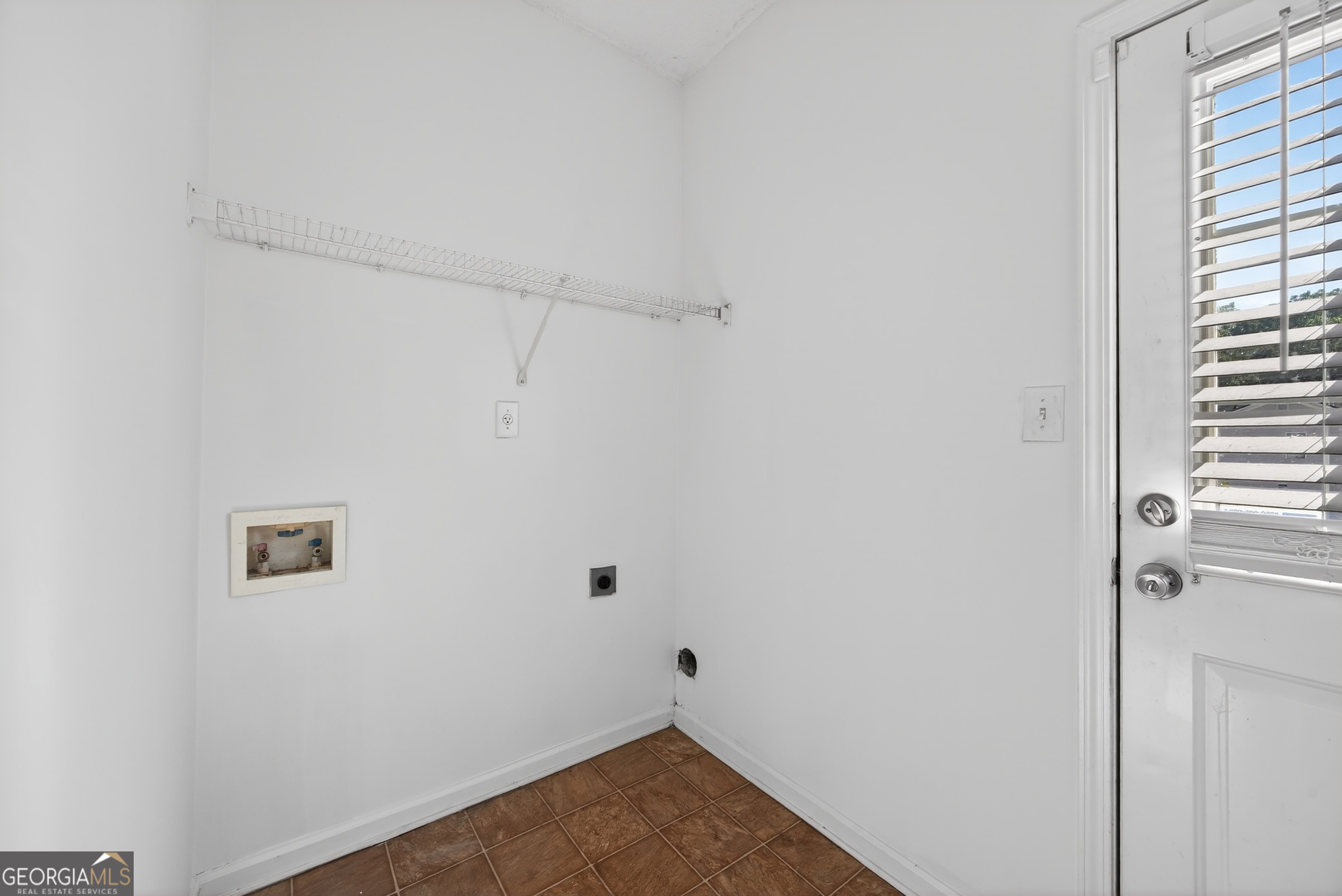 4542 Parkview Square Property Photo 10