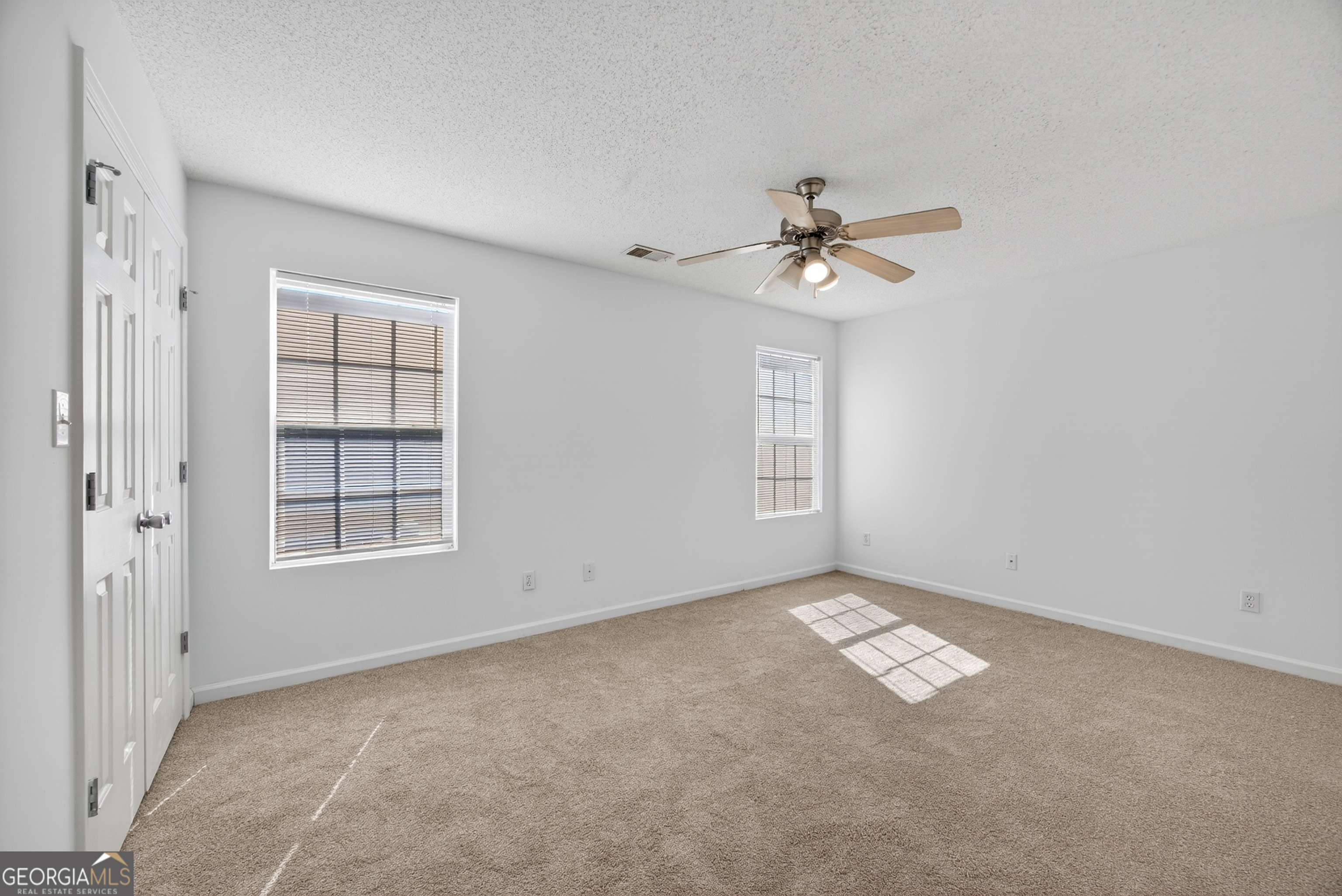 4542 Parkview Square Property Photo 11