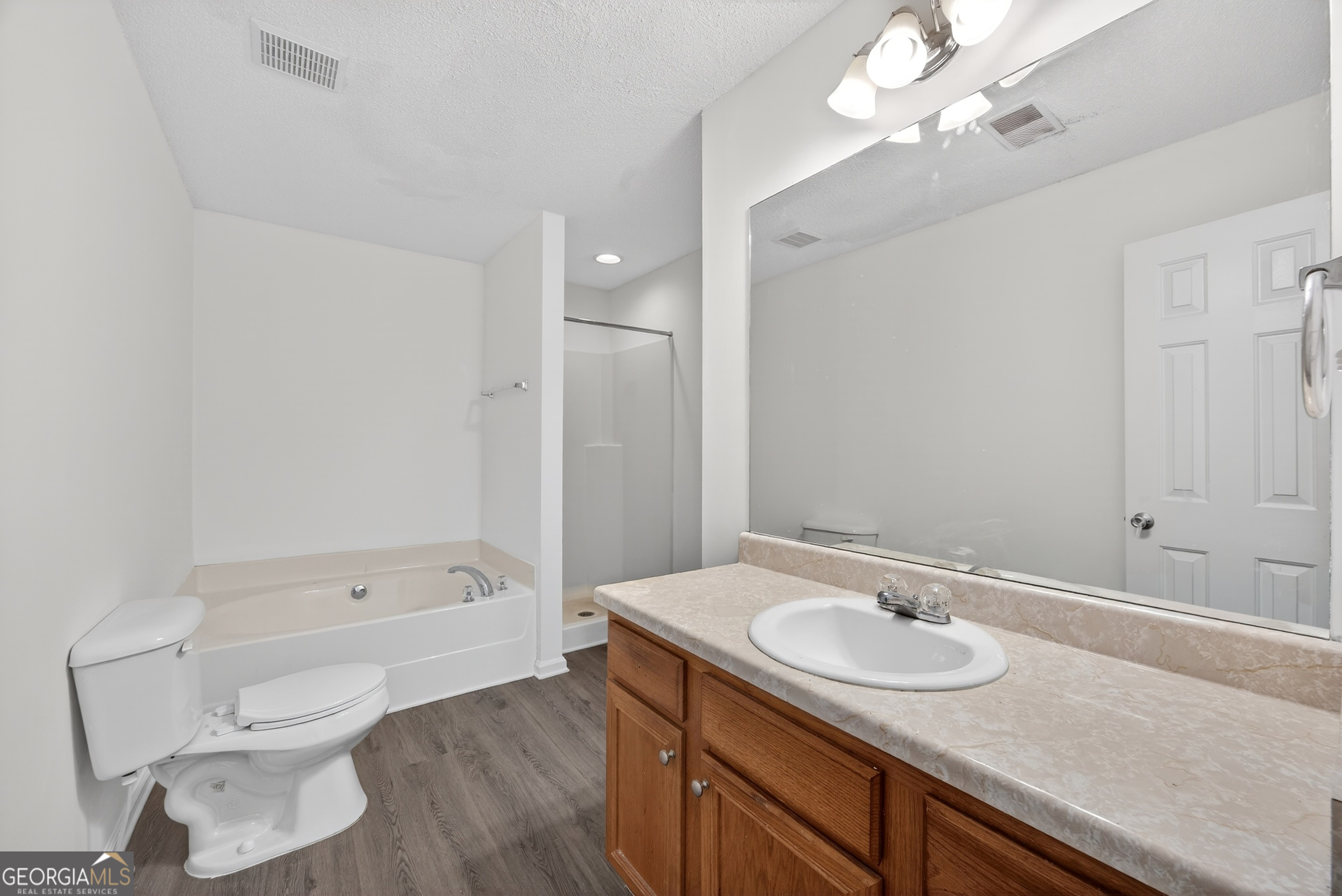 4542 Parkview Square Property Photo 12