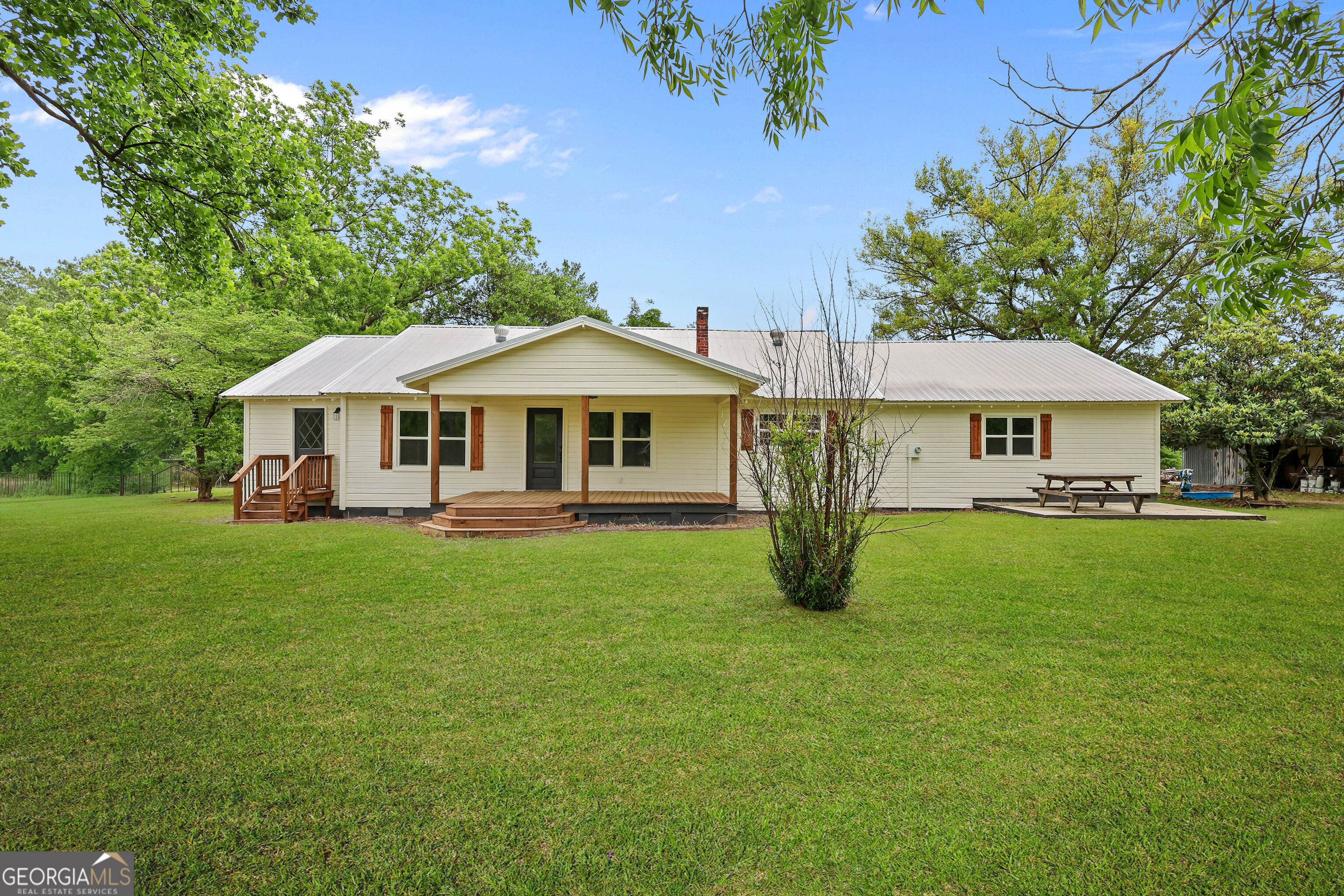 1535 W River Road Property Photo 1