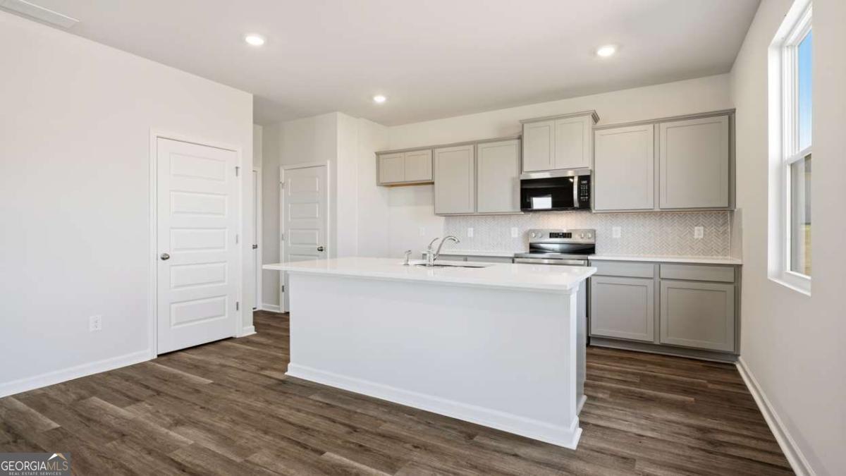 105 White Spruce Way Property Photo 7