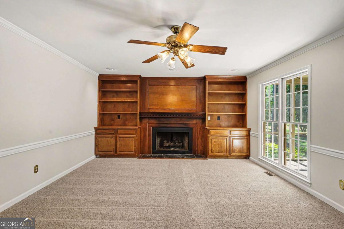 1632 Ellington Road Se Property Photo 9