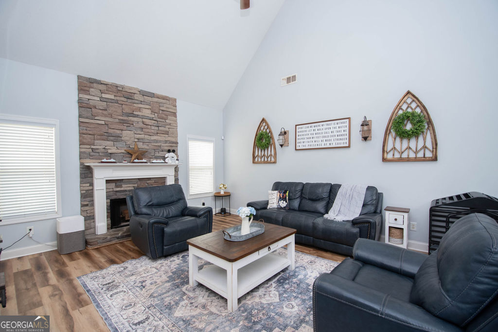 128 Windsor Court Property Photo 7