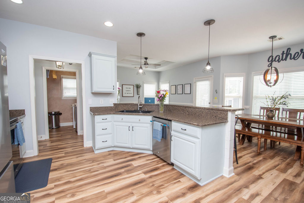 128 Windsor Court Property Photo 8