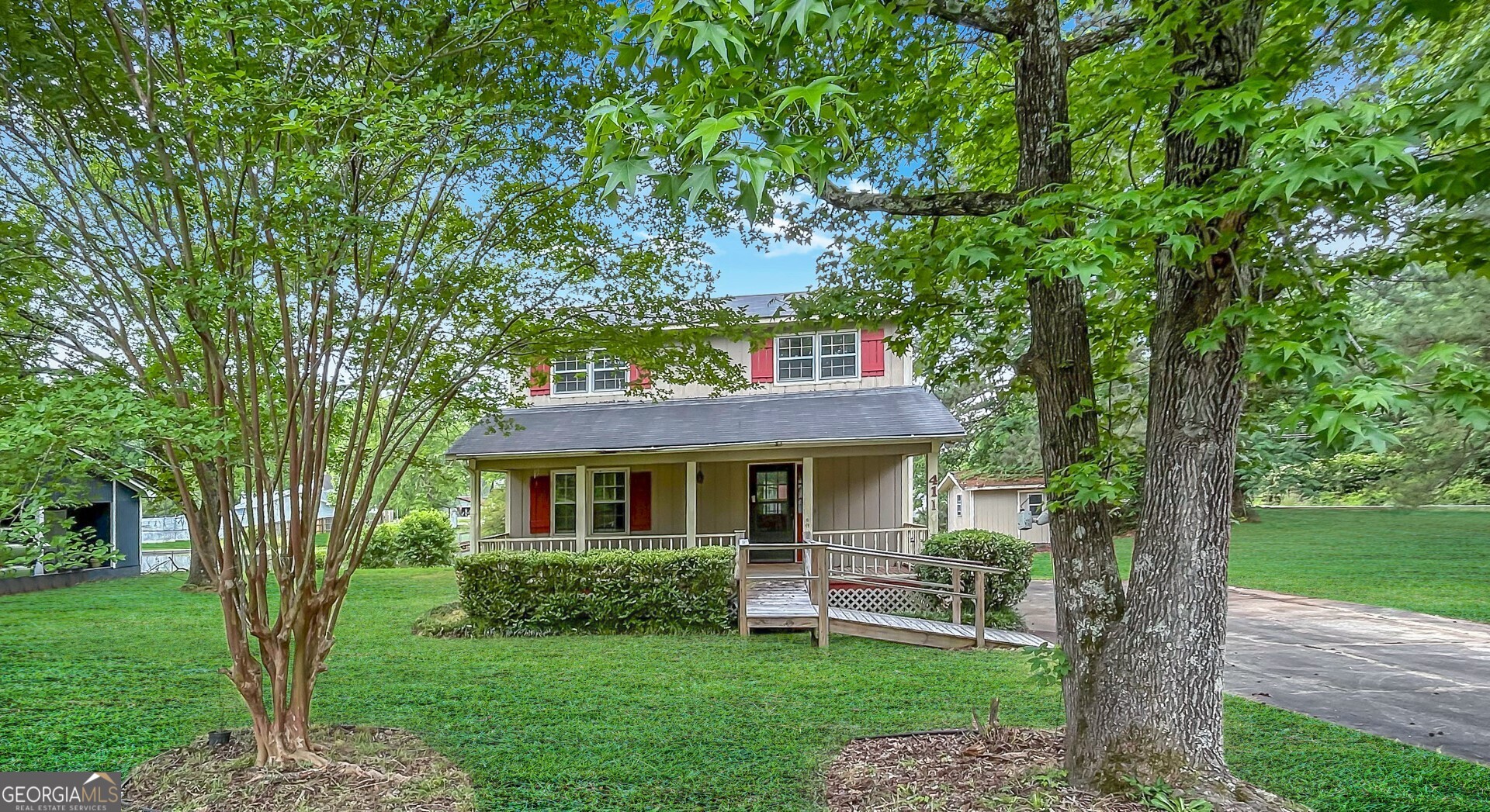 411 Edgewater Circle Property Photo 3