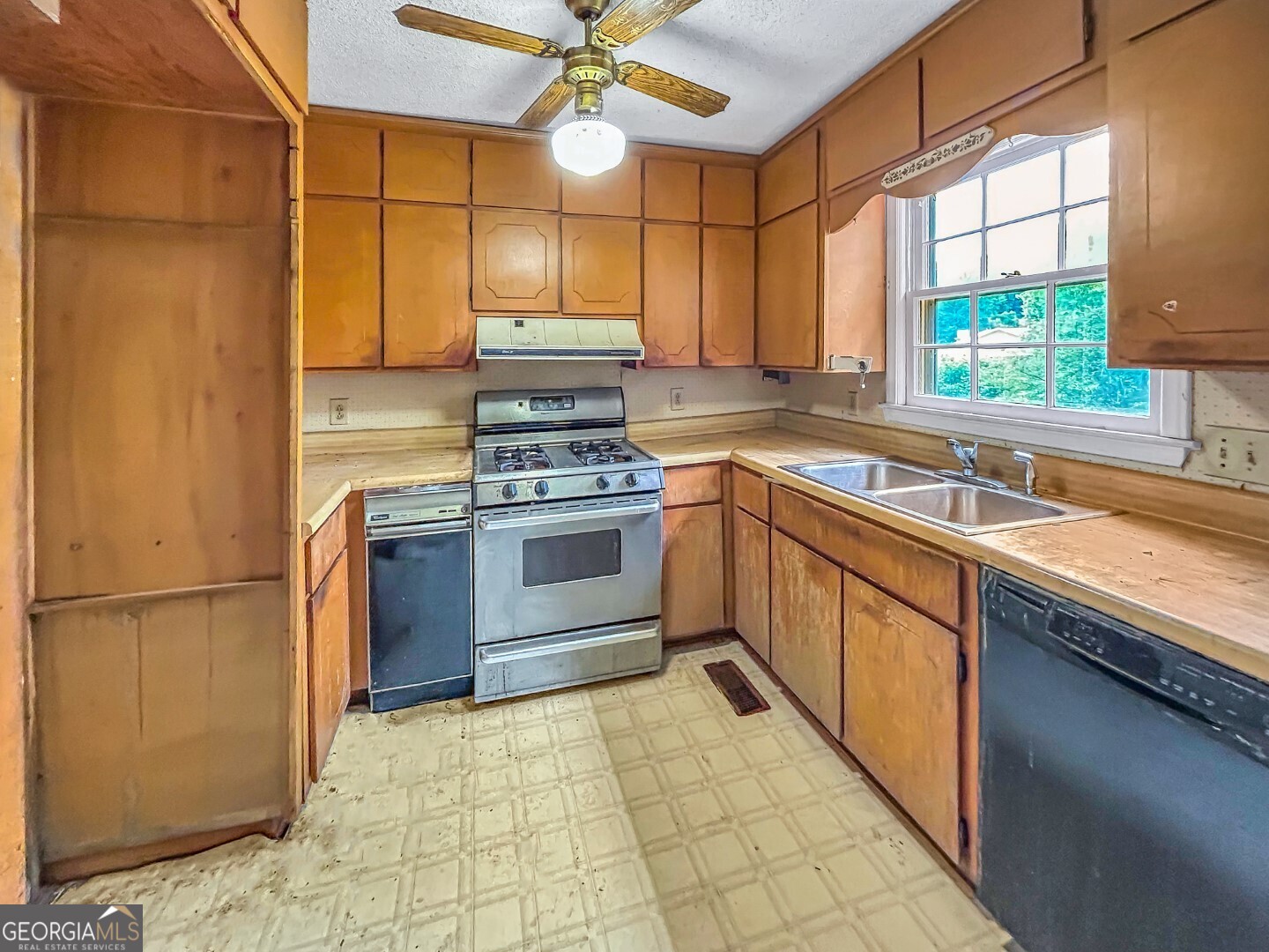 411 Edgewater Circle Property Photo 15