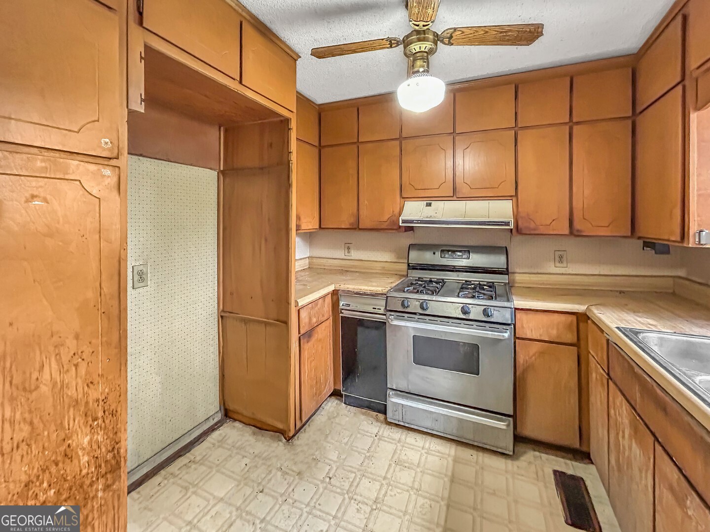411 Edgewater Circle Property Photo 16